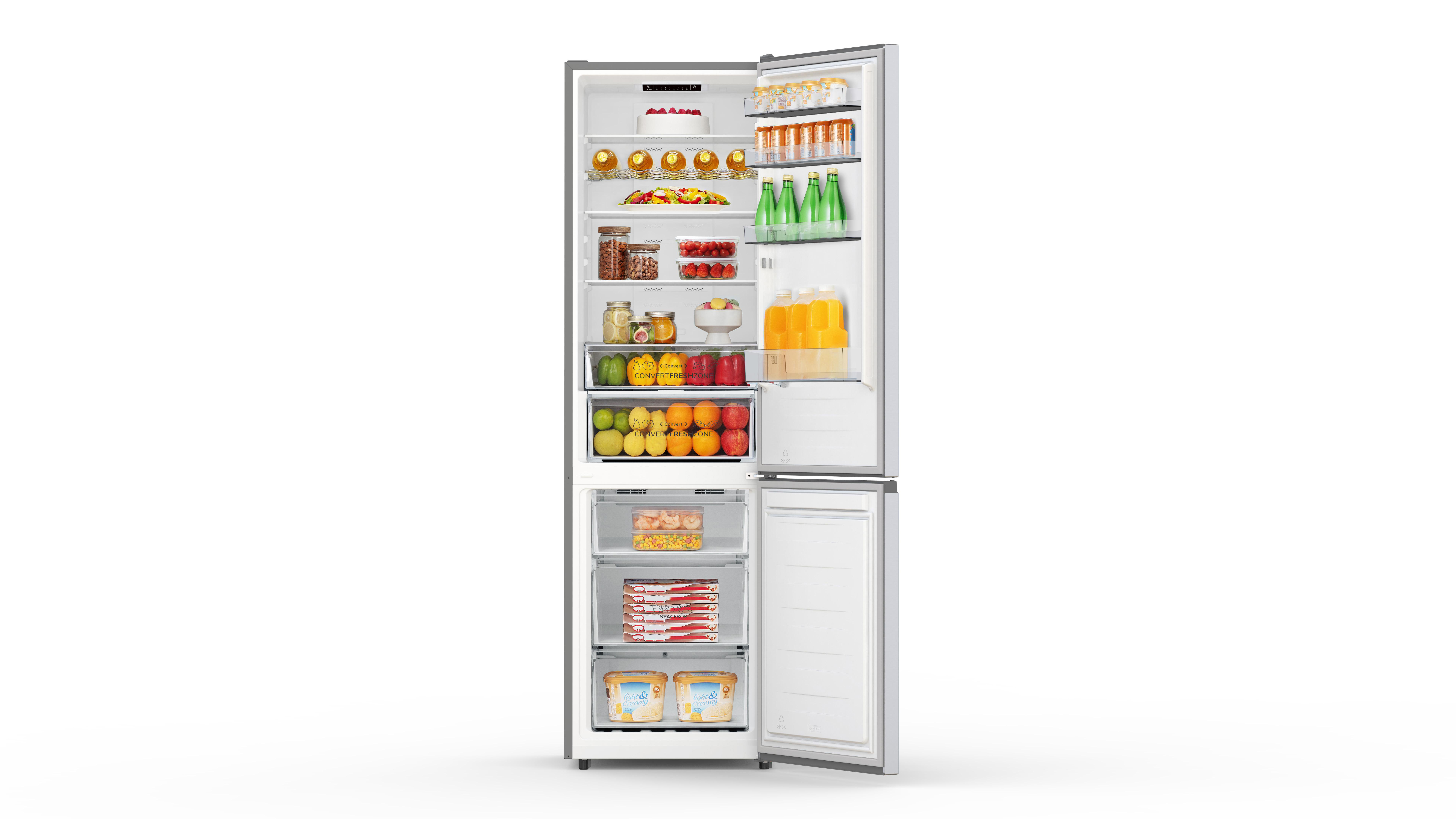 Ein Kühlschrank mit geöffneter Tür, gefüllt mit Lebensmitteln und Getränken.
