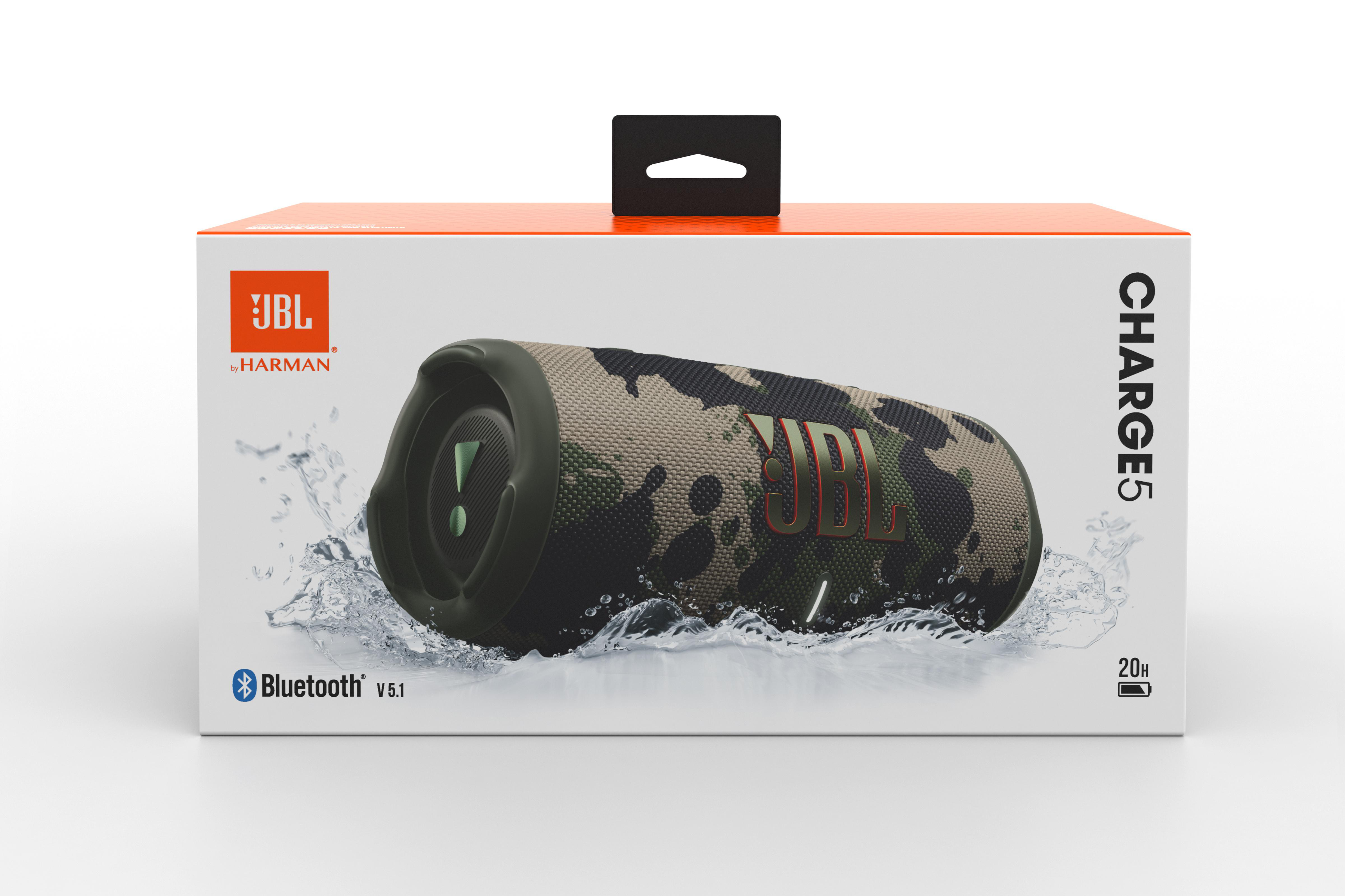 JBL Charge 5 Lautsprecher in der Box, Tarnmuster mit Wasserspritzern.