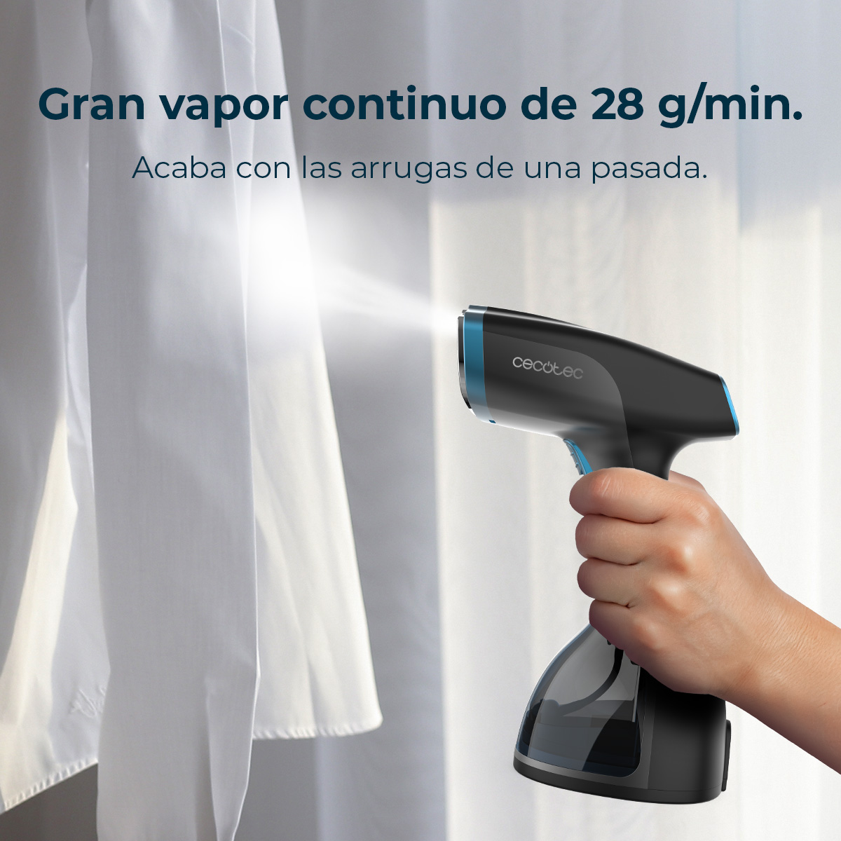 Mano sosteniendo un vaporizador negro y azul, vaporizando una prenda blanca. Texto: 'Gran vapor continuo de 28 g/min.'