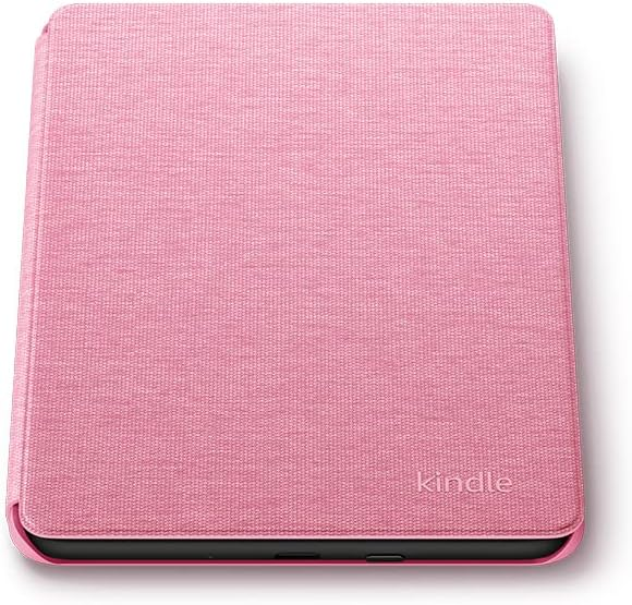 Funda rosa Kindle con la palabra "Kindle" en blanco. La funda está cerrada y sobre una superficie blanca.