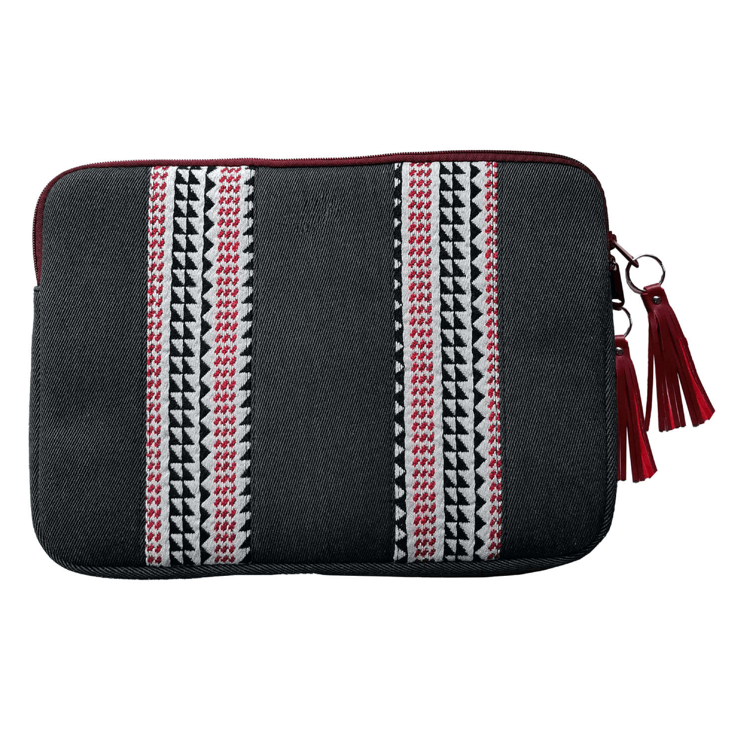 Una funda rectangular negra para portátil con rayas estampadas rojas y blancas. Borlas rojas cuelgan de un tirador.