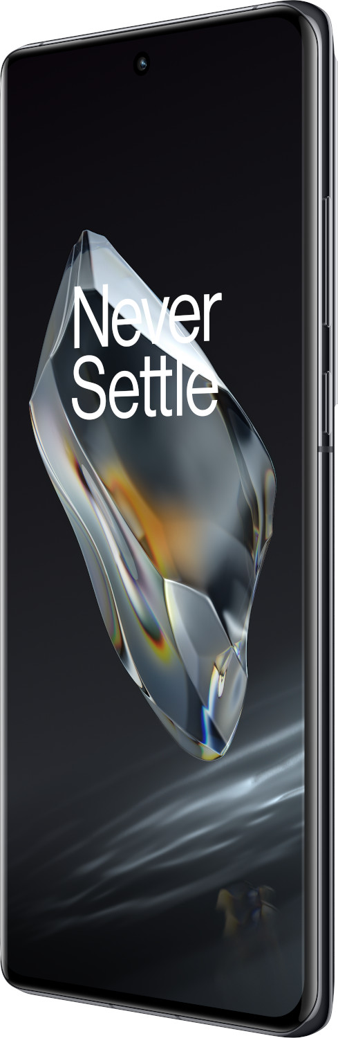 Een zwarte smartphone met de tekst 'Never Settle' op het scherm, tegen een zwarte achtergrond.