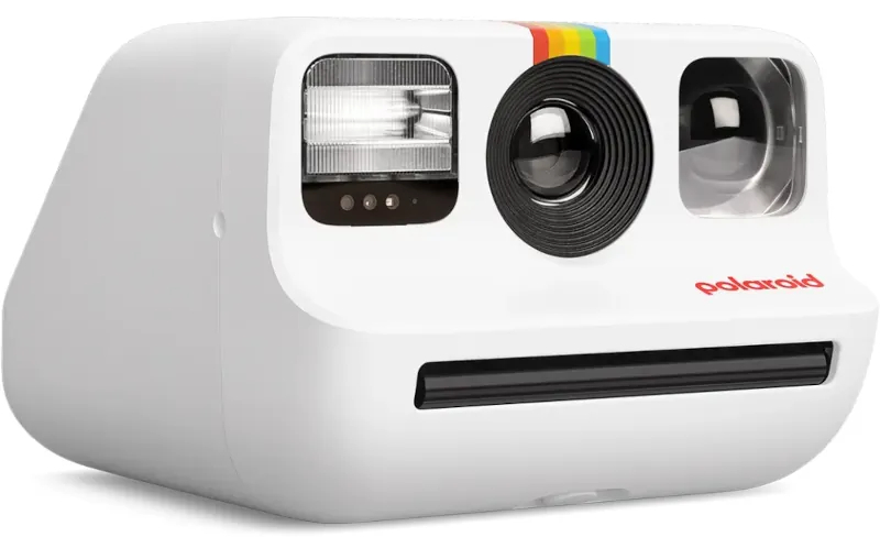 Biały aparat Polaroid z tęczowym paskiem na górze. Ma lampę błyskową i obiektyw.