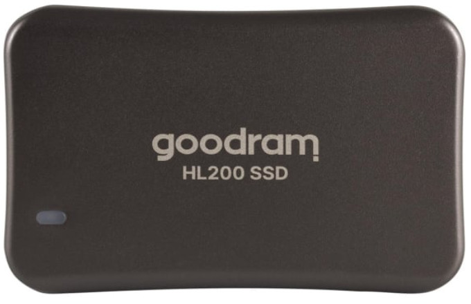 Ciemnoszary dysk SSD Goodram HL200. Logo jest widoczne. Produkt ma małą diodę LED.