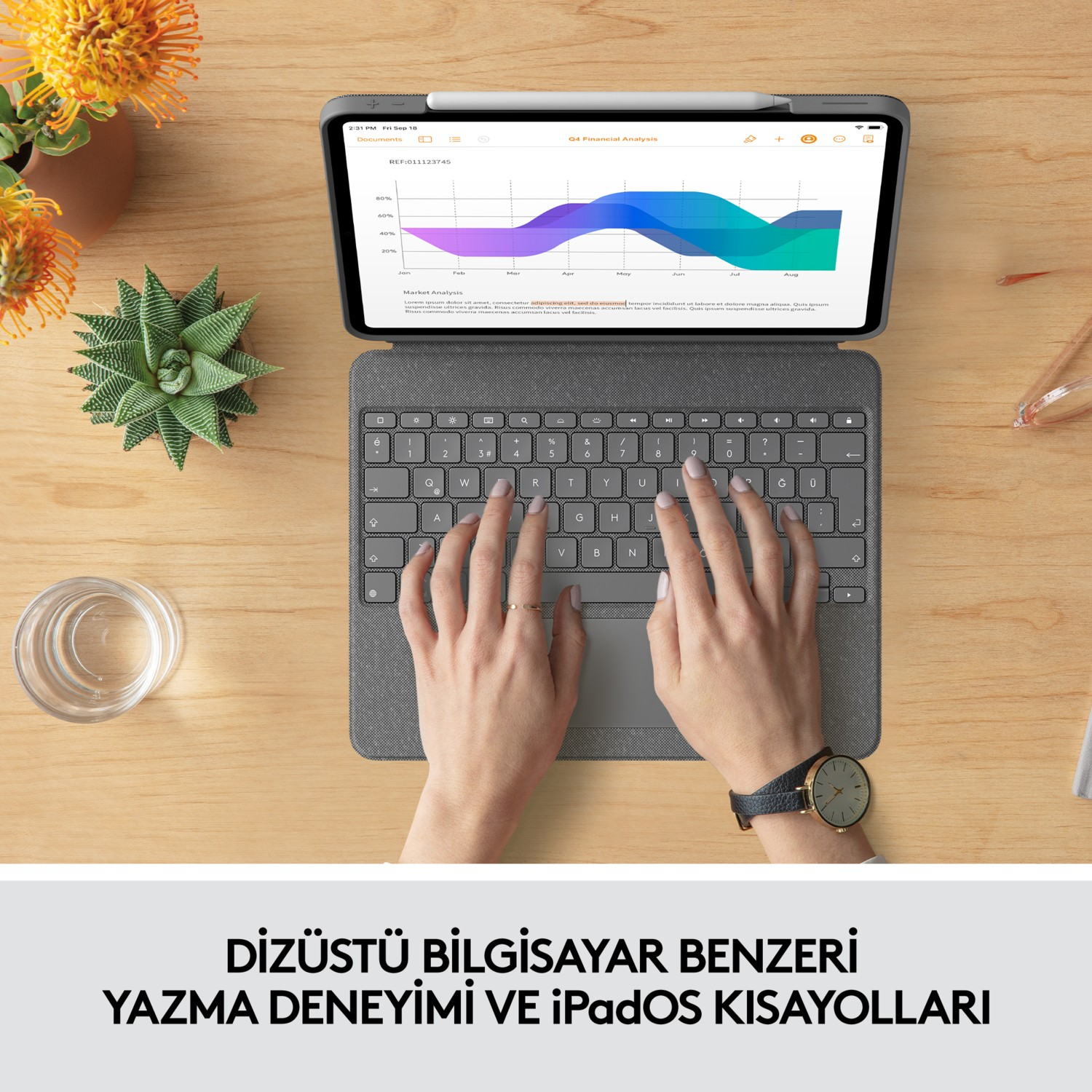 Tablet ile bir klavyede yazan eller. Klavyede bir izleme dörtgeni var ve ahşap üzerinde.