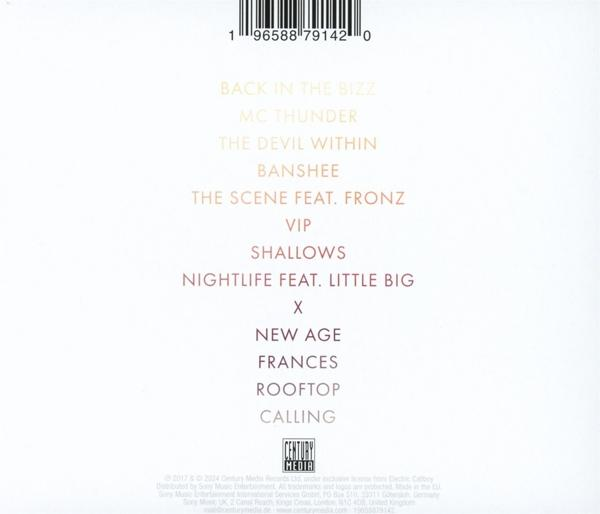 CD-Album-Rückseite mit Titelliste und Urheberrechtsinformationen, weißem Hintergrund und goldenem Text.
