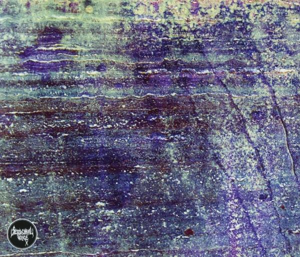 Nahaufnahme einer geschichteten Gesteinsoberfläche mit lila und blauen Farbtönen, mit einer rissigen Textur.