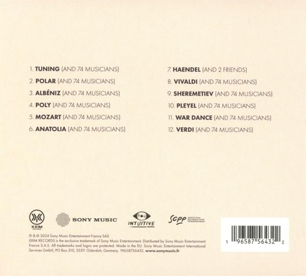 CD-Cover mit einer Liste von Songs und den Credits. Weißer Hintergrund mit Text und Logos.