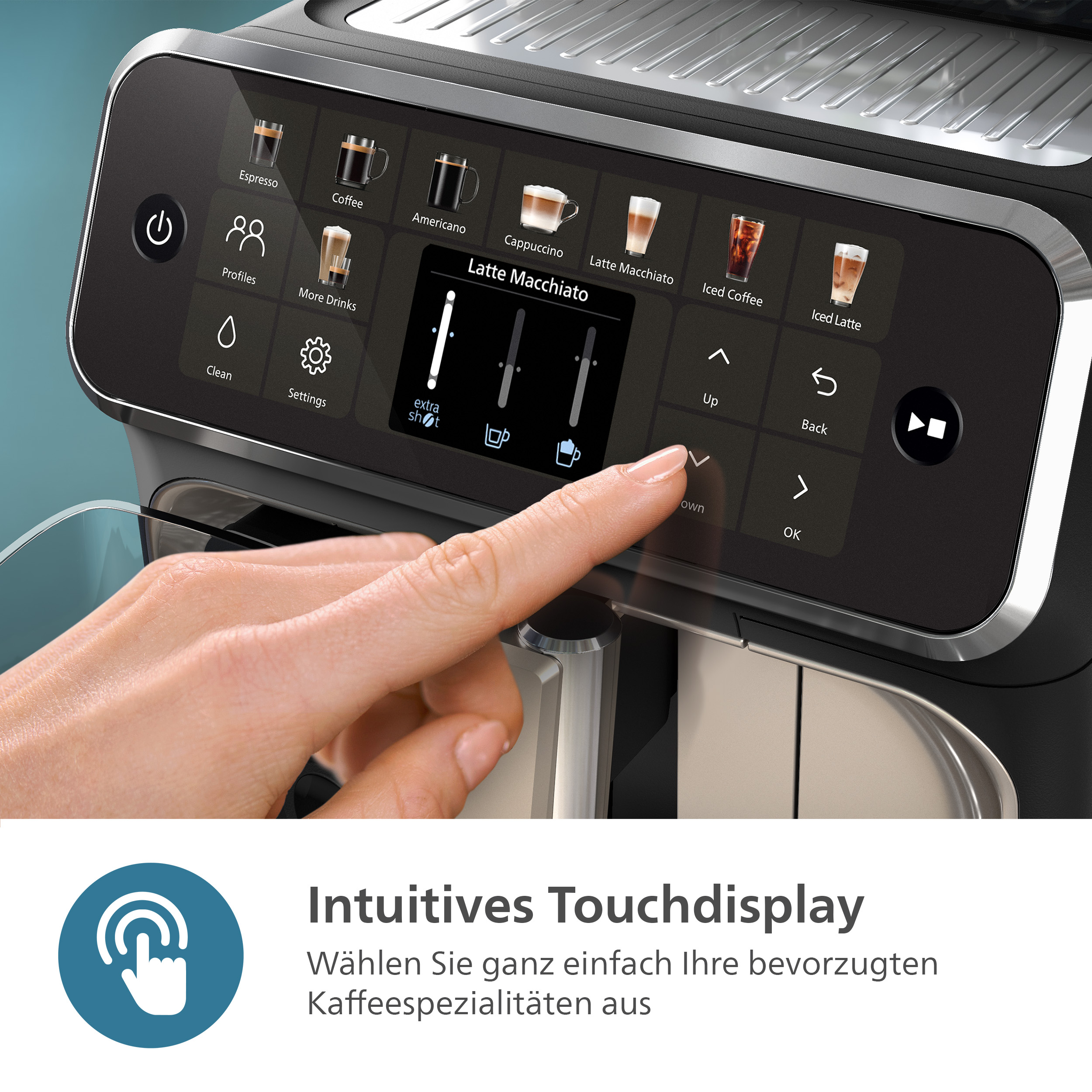 Eine Hand berührt die Latte Macchiato-Taste auf dem Display einer Kaffeemaschine.