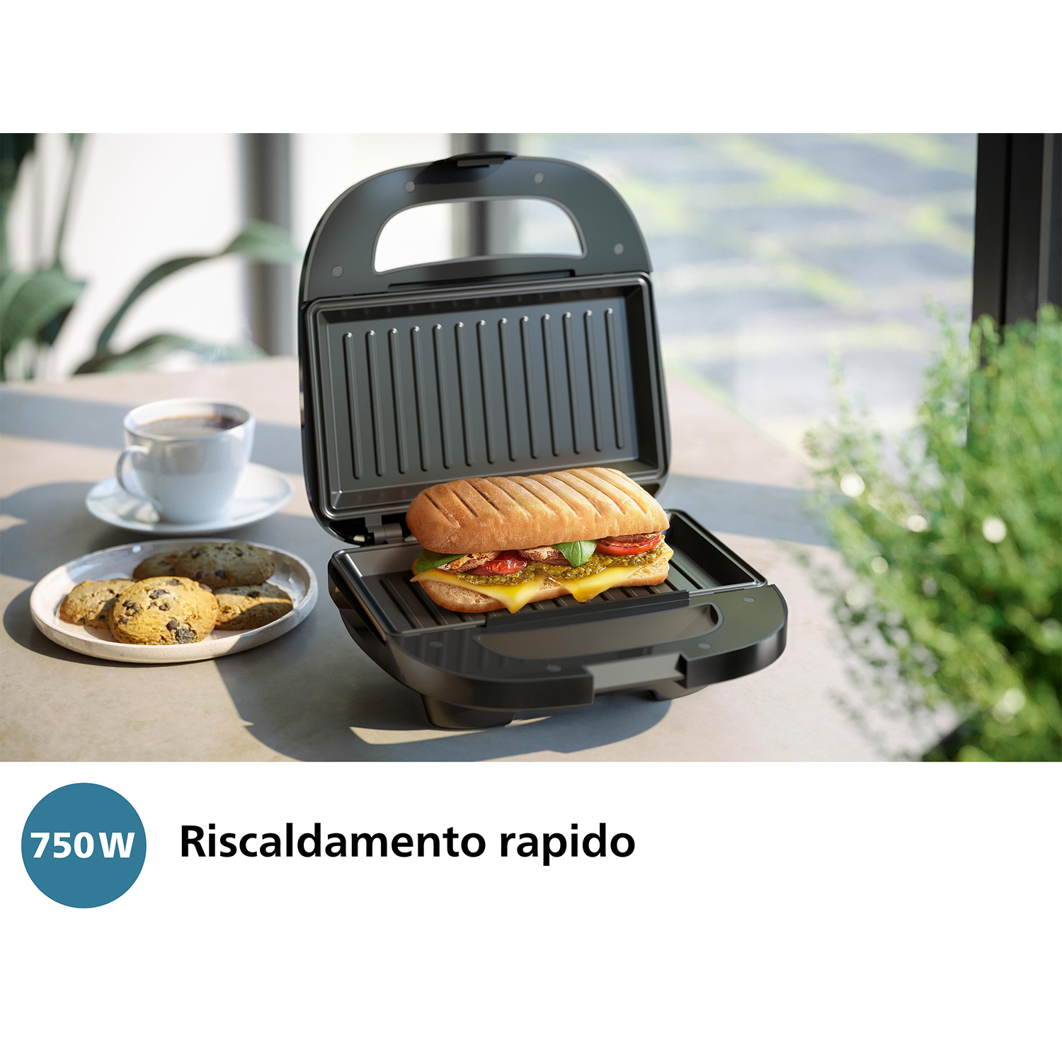 Sandwich in una piastra per sandwich nera vicino a biscotti e una tazza.