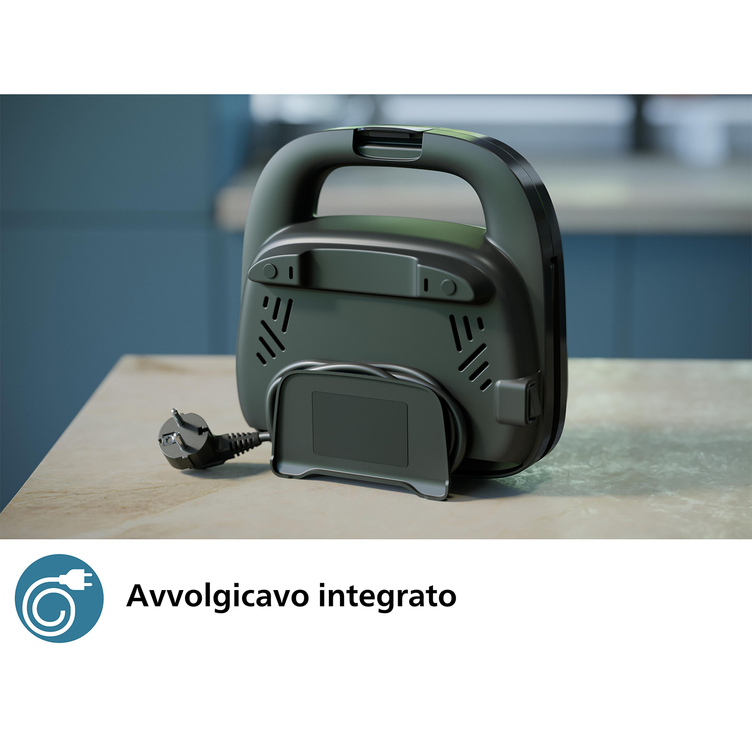 Una macchina per toast nera con spina e cavo visibili, appoggiata su un piano di lavoro.