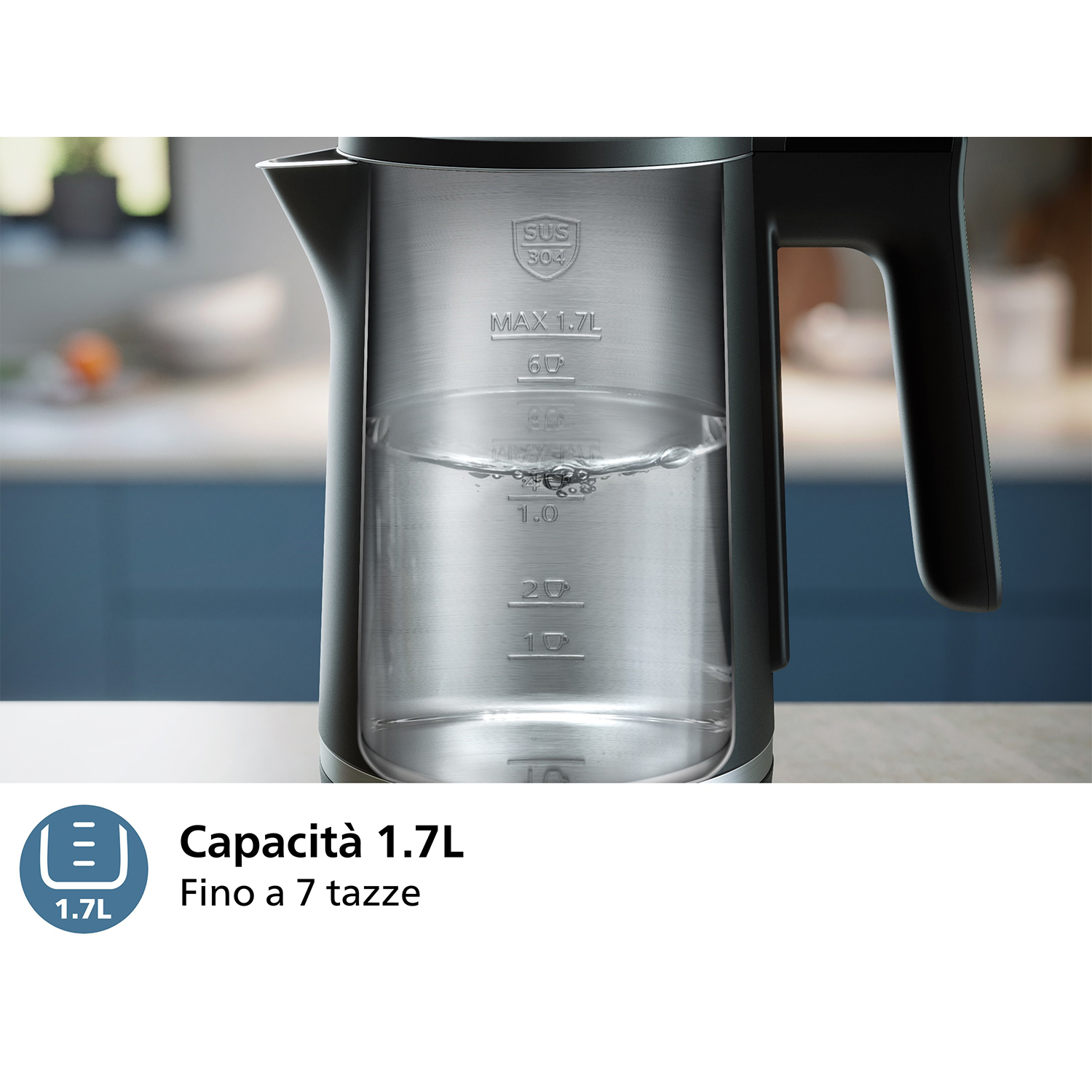 Bollitore in acciaio inox con indicatore livello acqua. Acqua visibile. Manico e base neri.