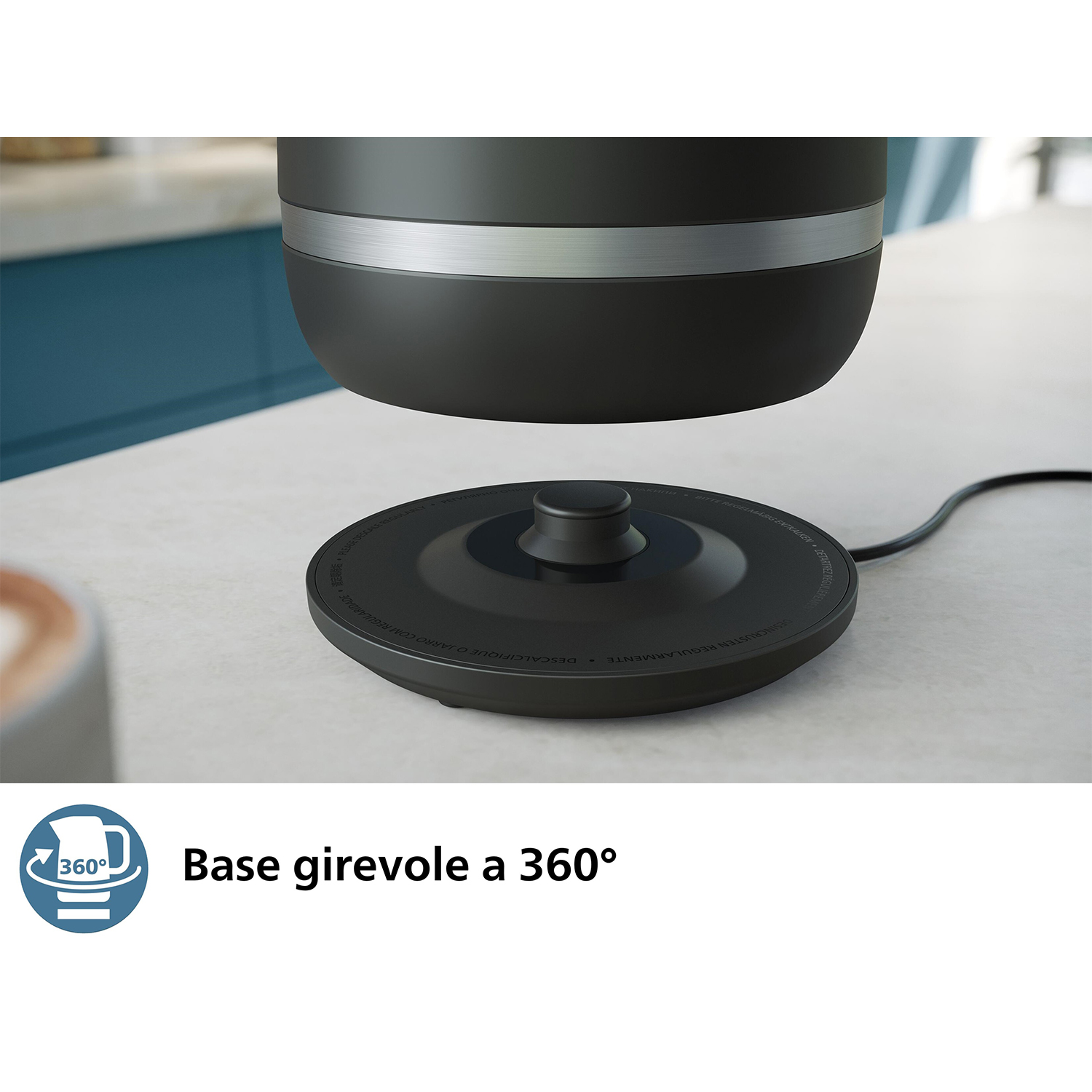 Base nera del bollitore elettrico con parte superiore nera. La base ha una funzione rotante a 360 gradi.