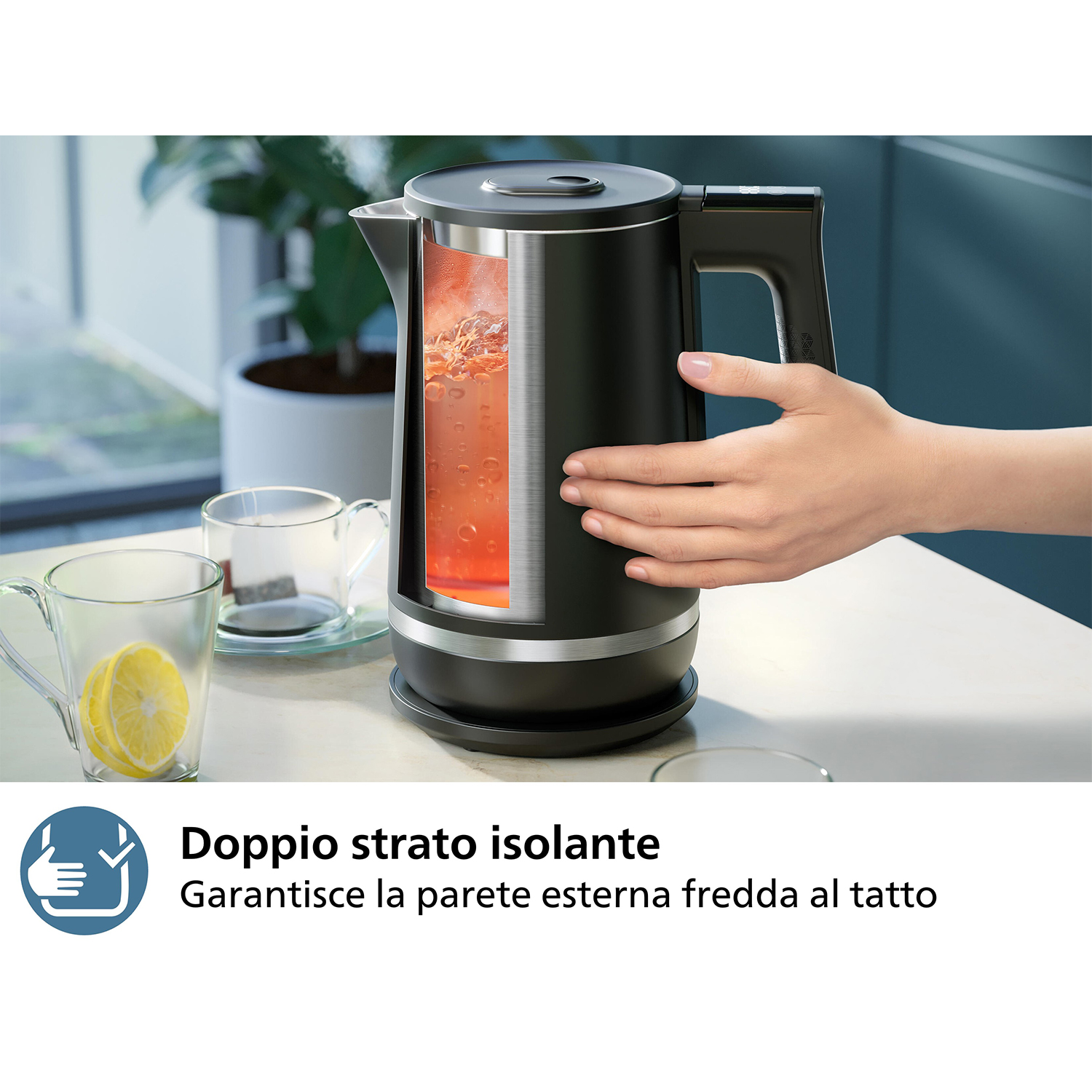 Un bollitore elettrico nero con un taglio che mostra l'acqua bollente all'interno.
