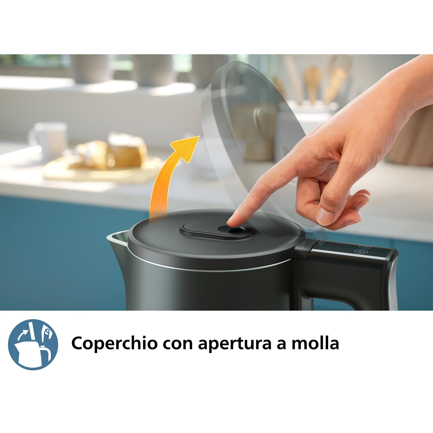 Bollitore nero con coperchio aperto, che mostra un dito che preme un pulsante.