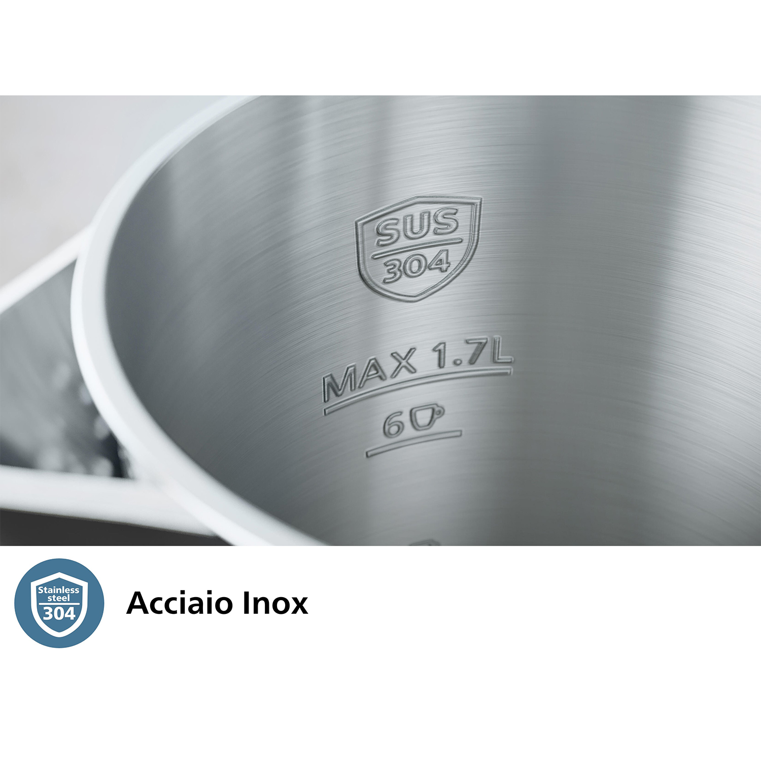 Primo piano dell'interno di un bollitore in metallo con 'SUS 304' e 'MAX 1.7L 60°'. Testo: 'Acciaio Inox'.