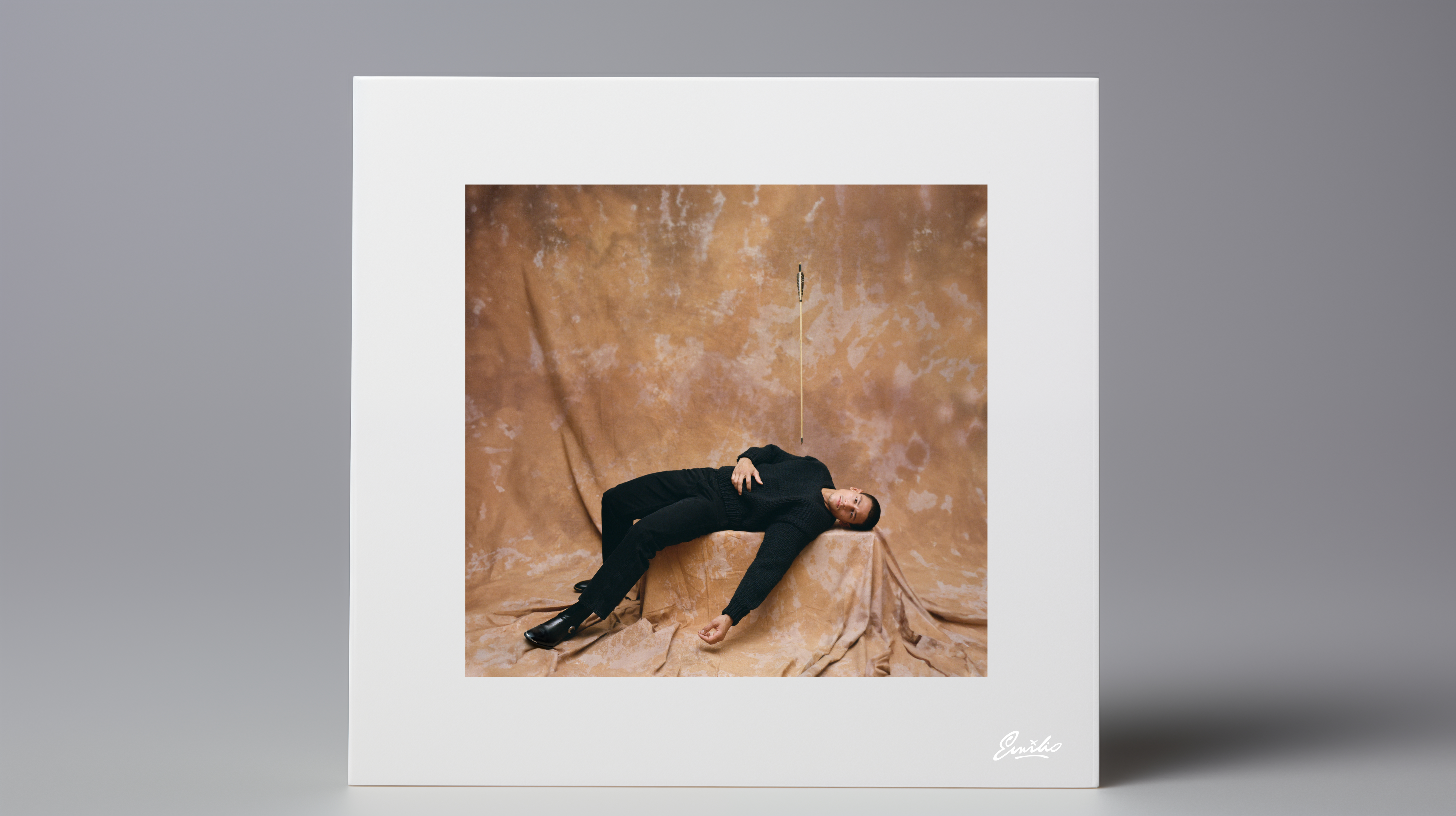 Albumcover mit liegender Person, Pfeil durch den Körper.