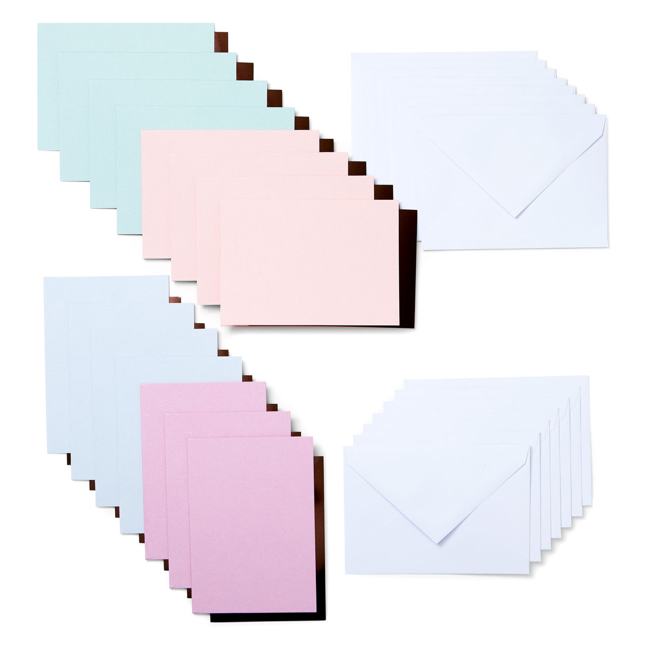 Stapel Schreibwaren mit blauen, rosa und weißen Umschlägen und Karten, Draufsicht.