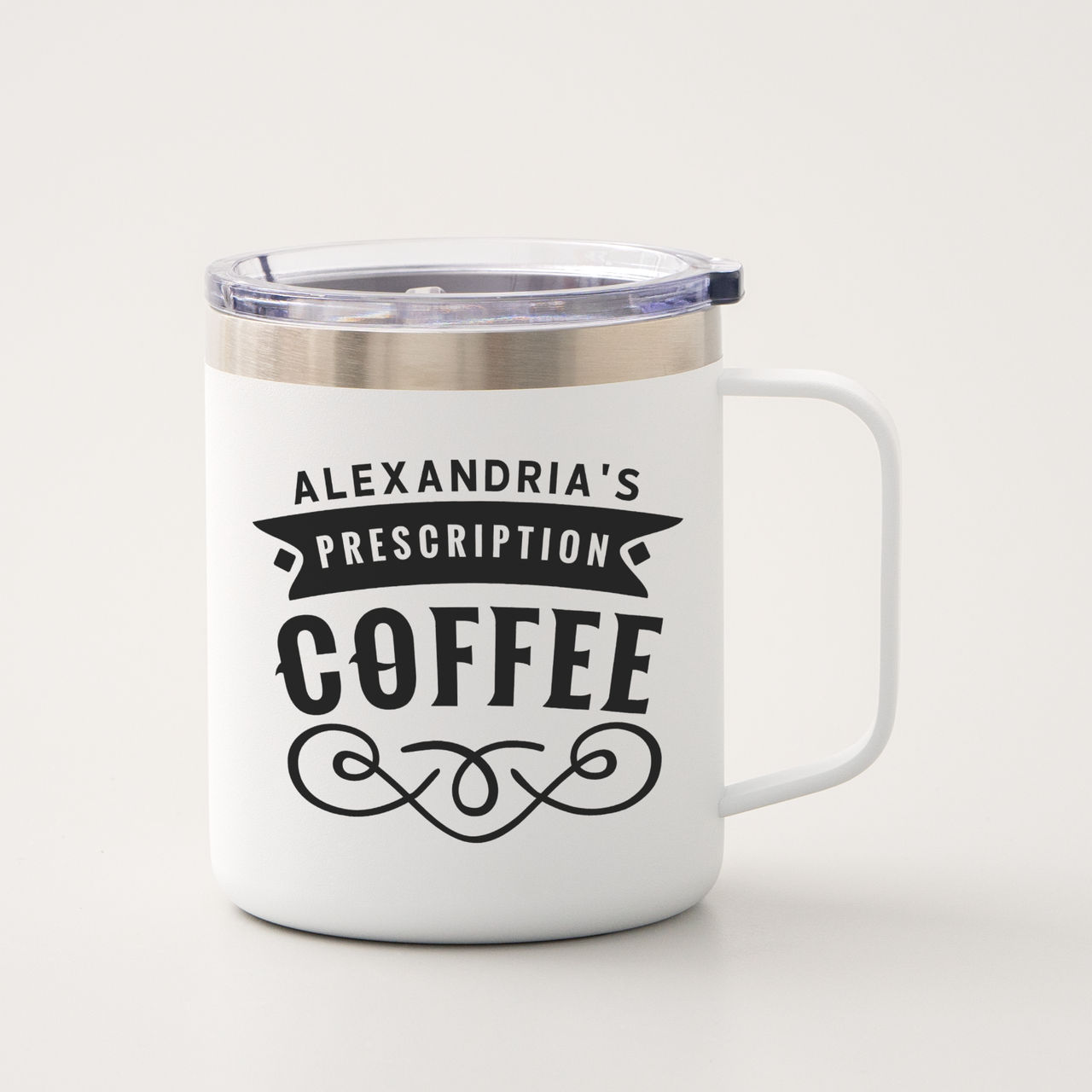 Weißer Kaffeebecher mit Text, silberner Rand, blauer Deckel, auf weißem Grund.