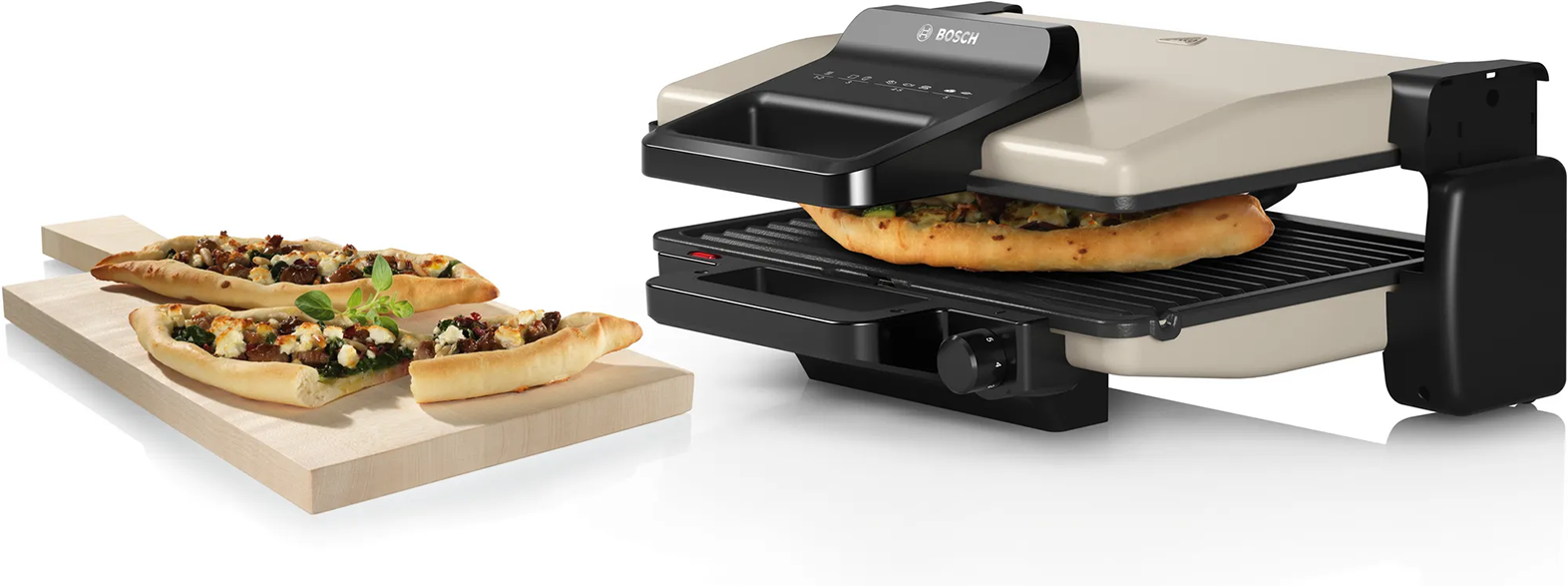 Egy szendvics grill pizzával, és két pizza a fa deszkán.
