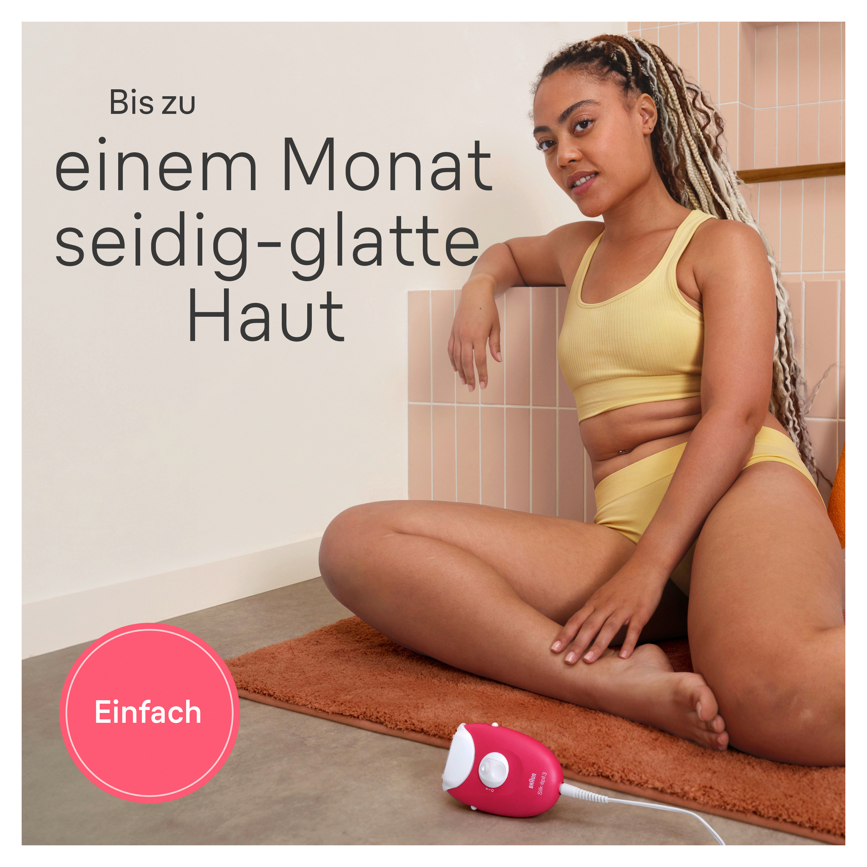 Frau sitzt, gelbes Outfit, Epilierer benutzend. Text: seidig-glatte Haut für einen Monat.
