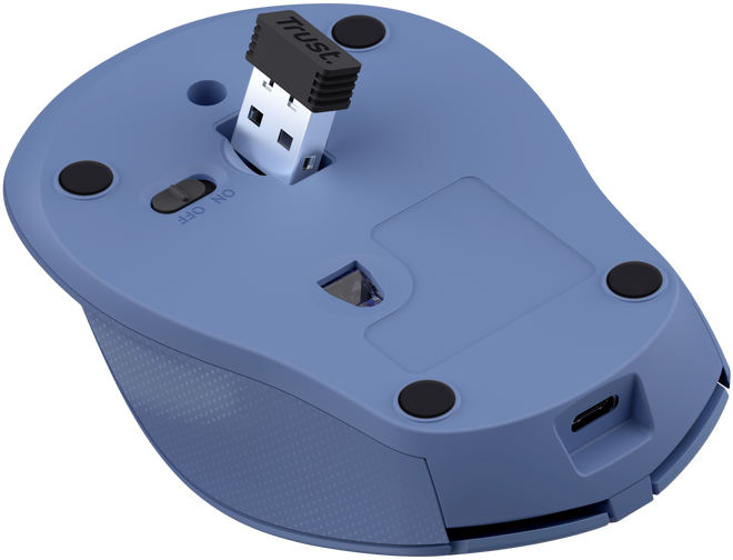 Kék egér behelyezett USB-vevővel, be/ki kapcsolóval és elemtartóval.