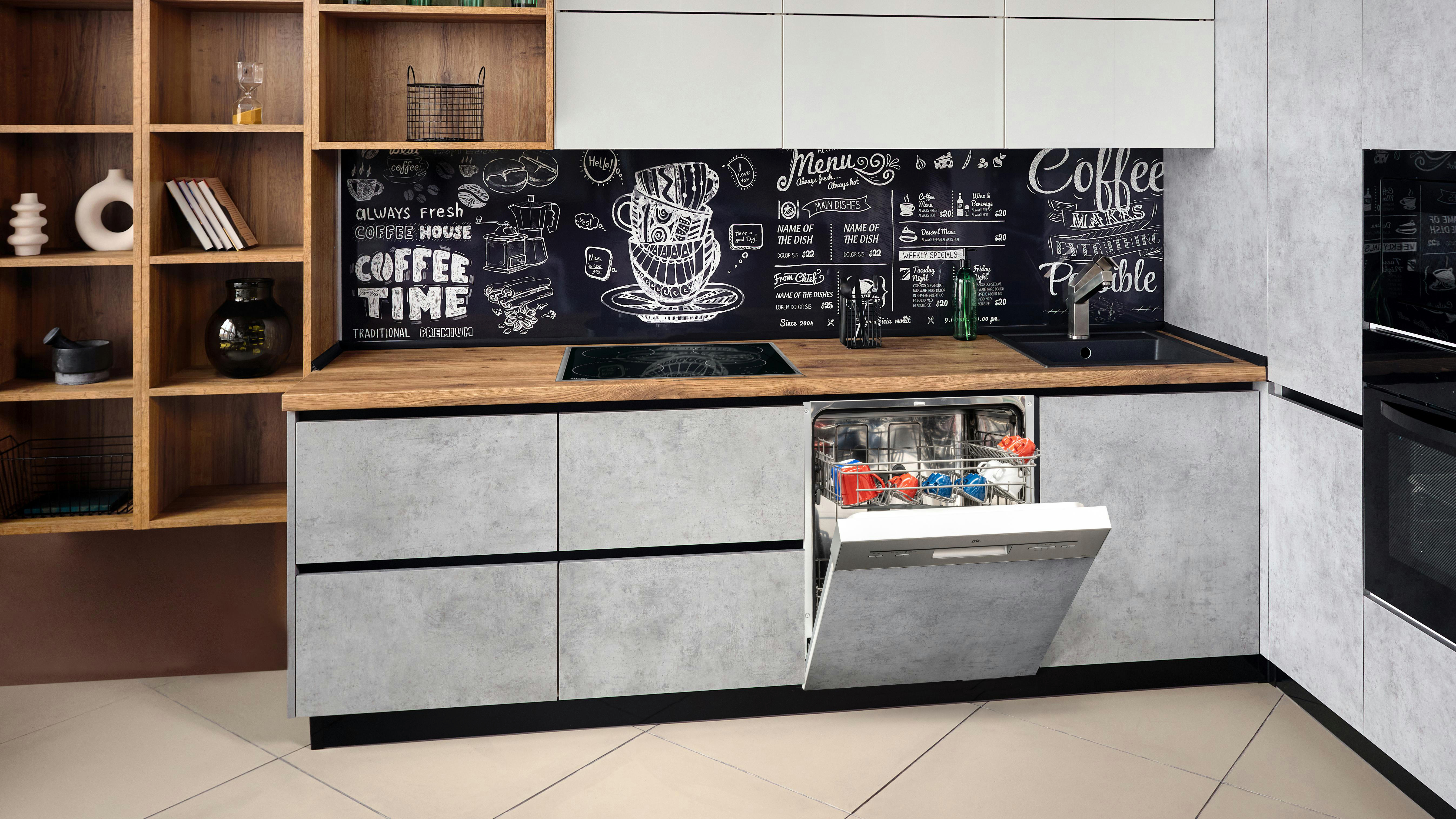 Moderne Küche: Schränke, Geschirrspüler, Holzplatte, Tafel-Rückwand mit Kaffee-Motiv.