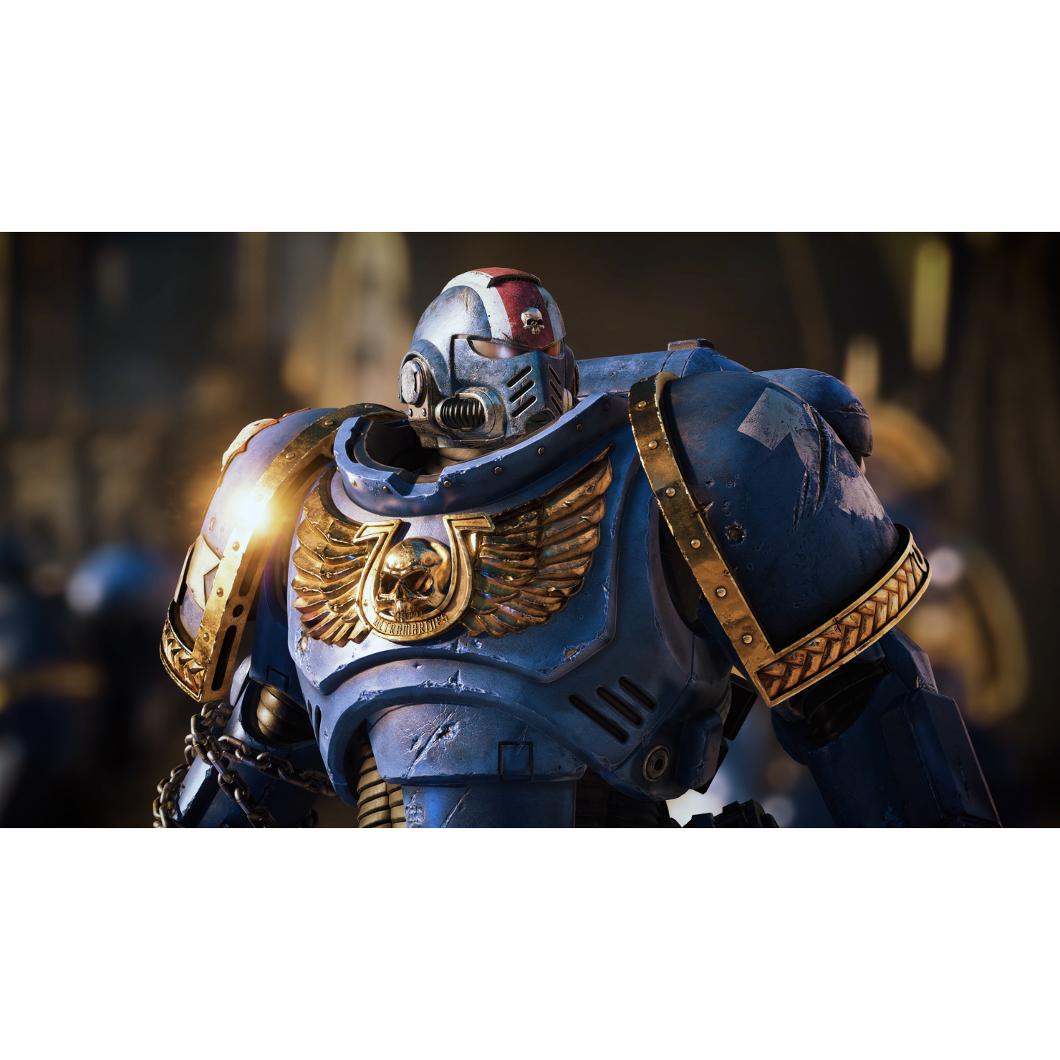 Een Space Marine in blauwe bepantsering, gouden accenten en een helm met rood-witte markeringen, in een donkere omgeving.