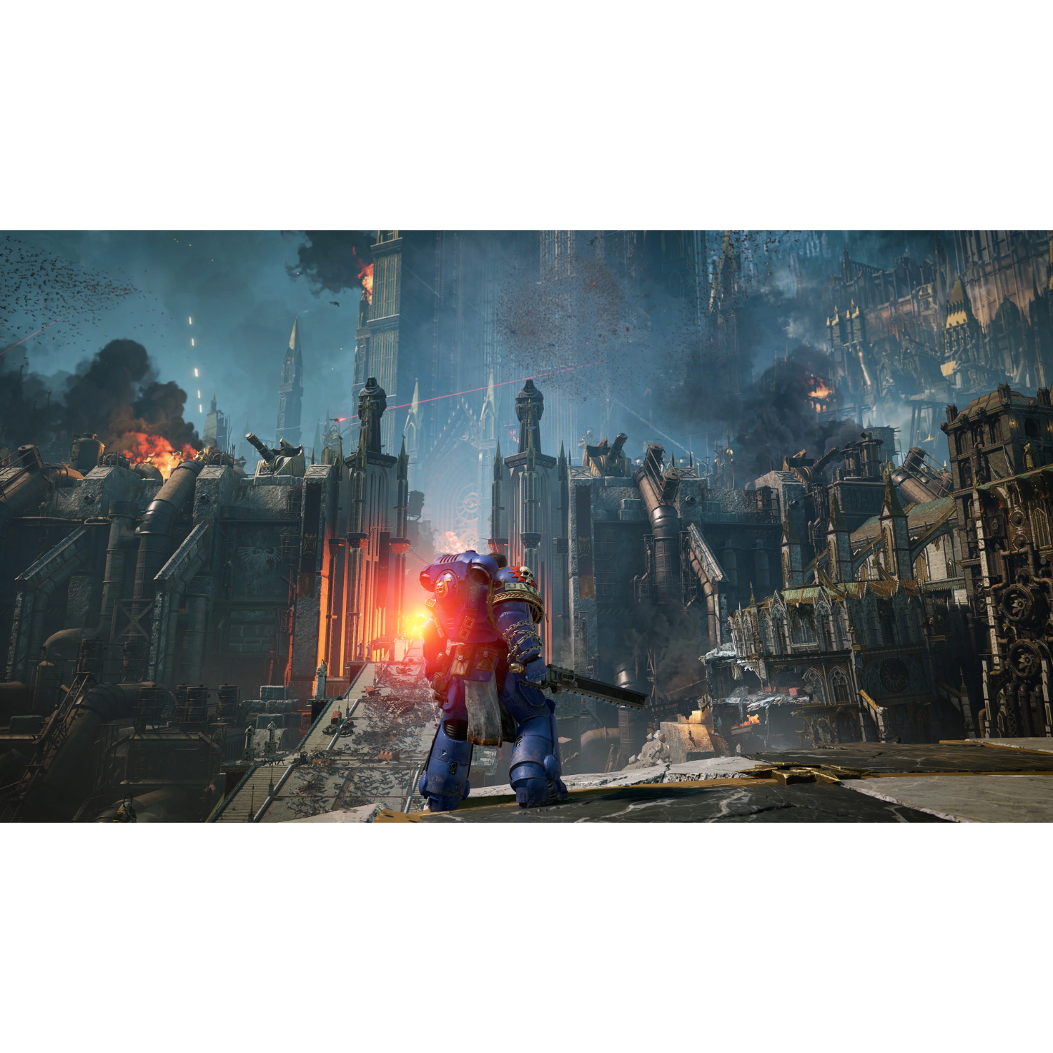 Een space marine in een futuristische stad, die een wapen afvuurt, met explosies en vuur.