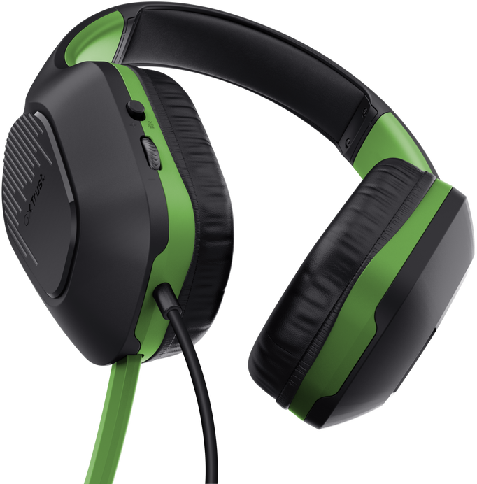 Fekete és zöld gamer fejhallgató. A fejhallgató over-ear, zöld kábellel csatlakozik.