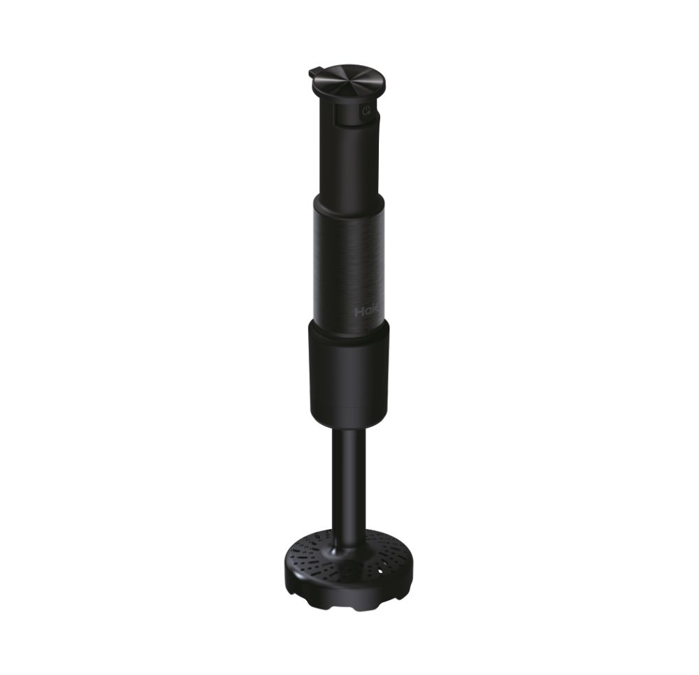 Siyah Haier el blenderı, beyaz arka planda izole edilmiş.