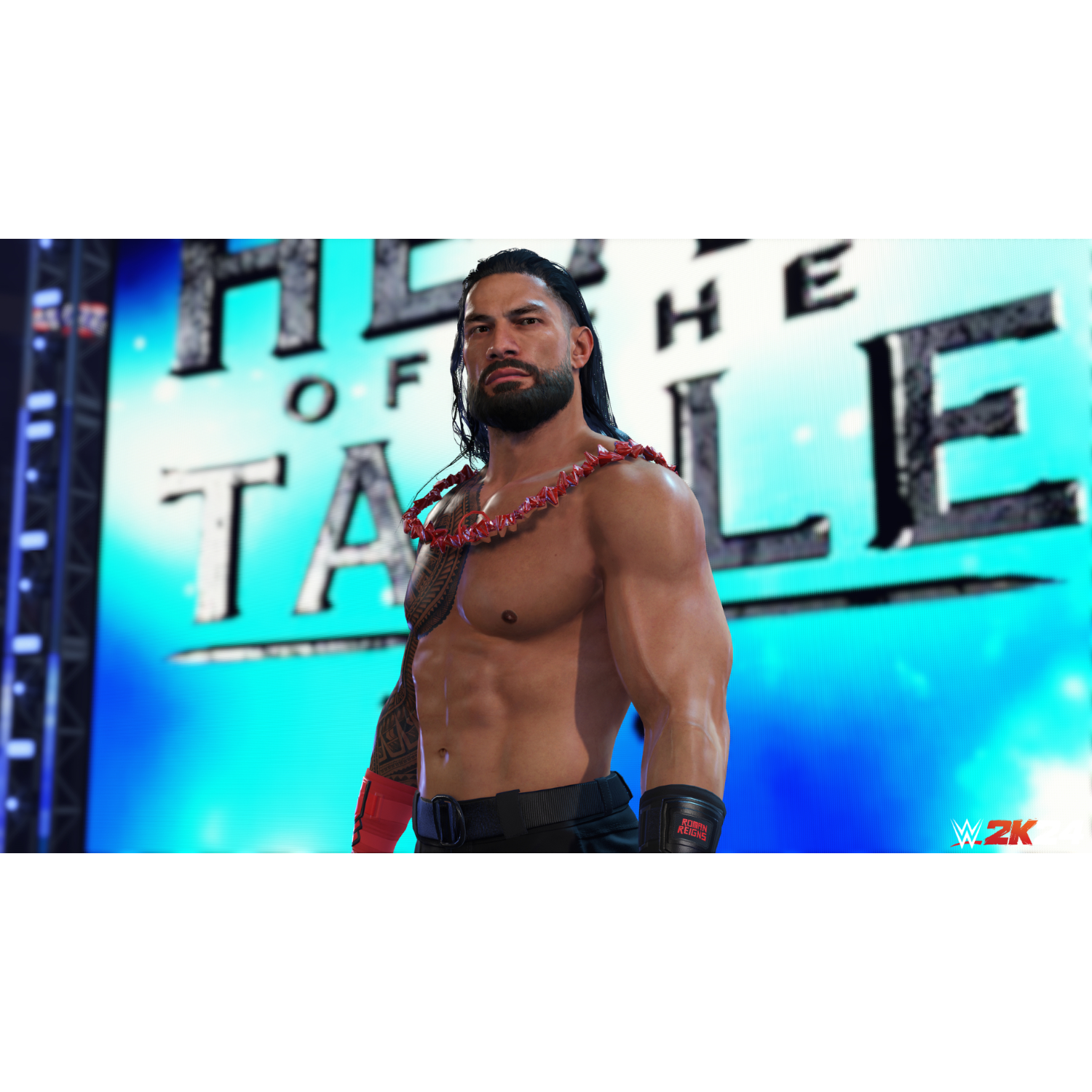 WWE 2K23 game screenshot. Roman Reigns, gespierd, ontbloot bovenlijf, voor een podium.