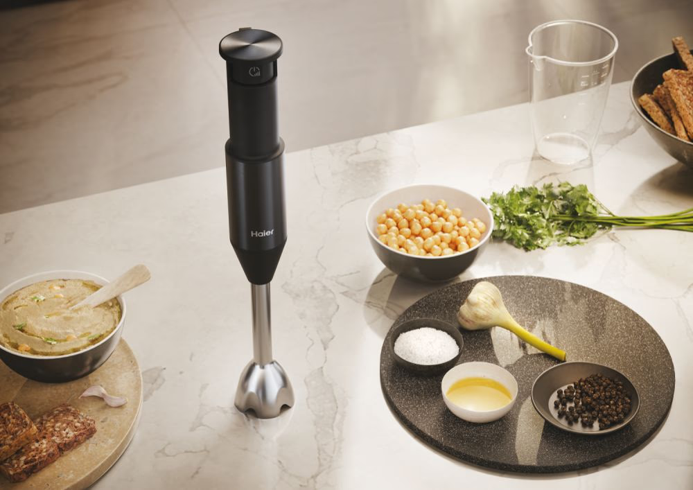 Tezgâhta malzemelerle blender.