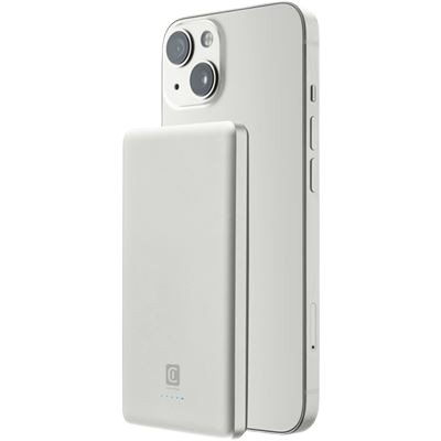 Un iPhone blanco junto a un cargador portátil blanco. Fondo negro.