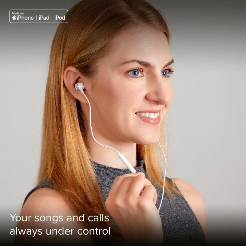 Blonde Frau mit Ohrhörern, lächelnd. Text: Ihre Songs und Anrufe immer unter Kontrolle.
