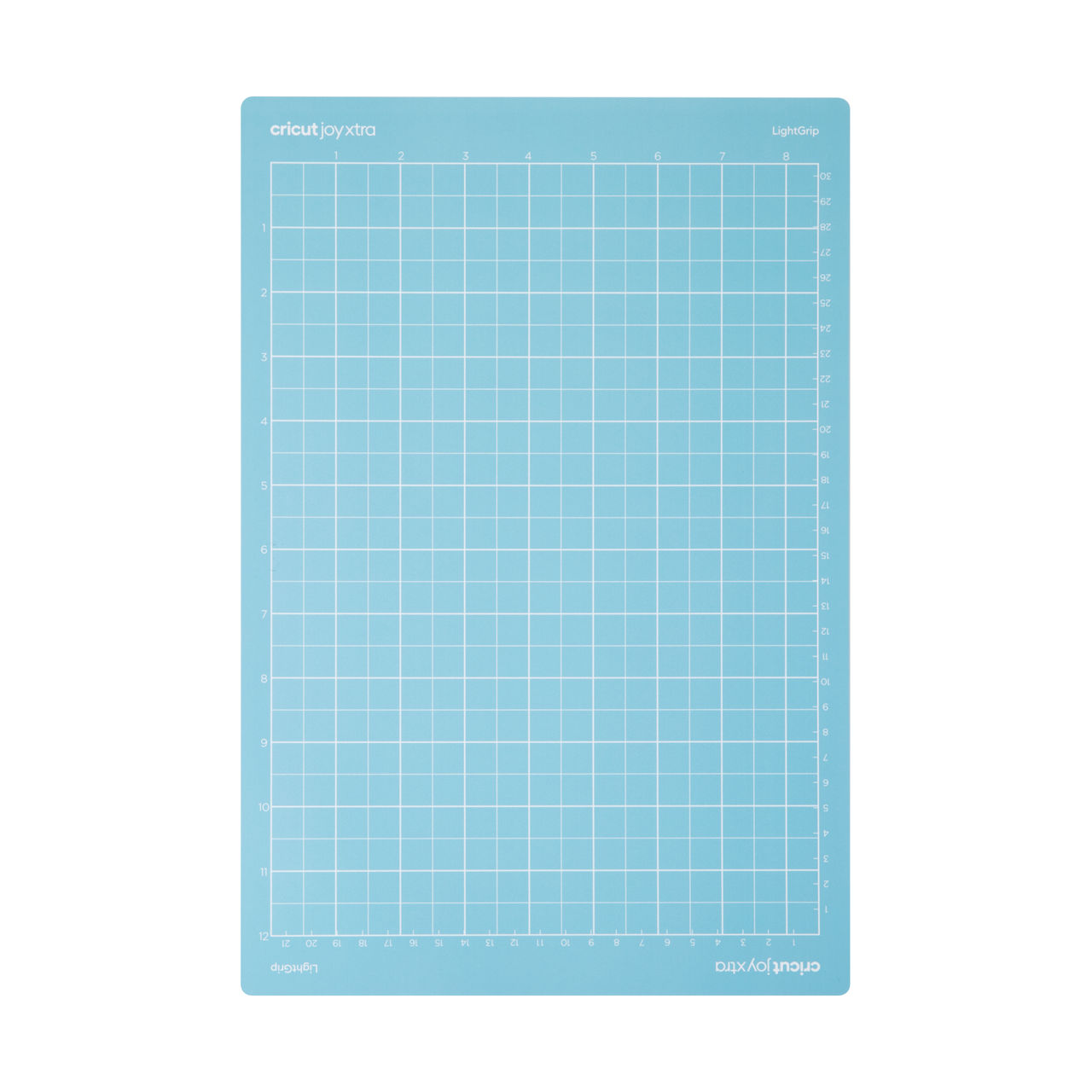 Eine blaue Cricut Joy Xtra Schneidematte mit Rasterlinien, Text und hellem Hintergrund.
