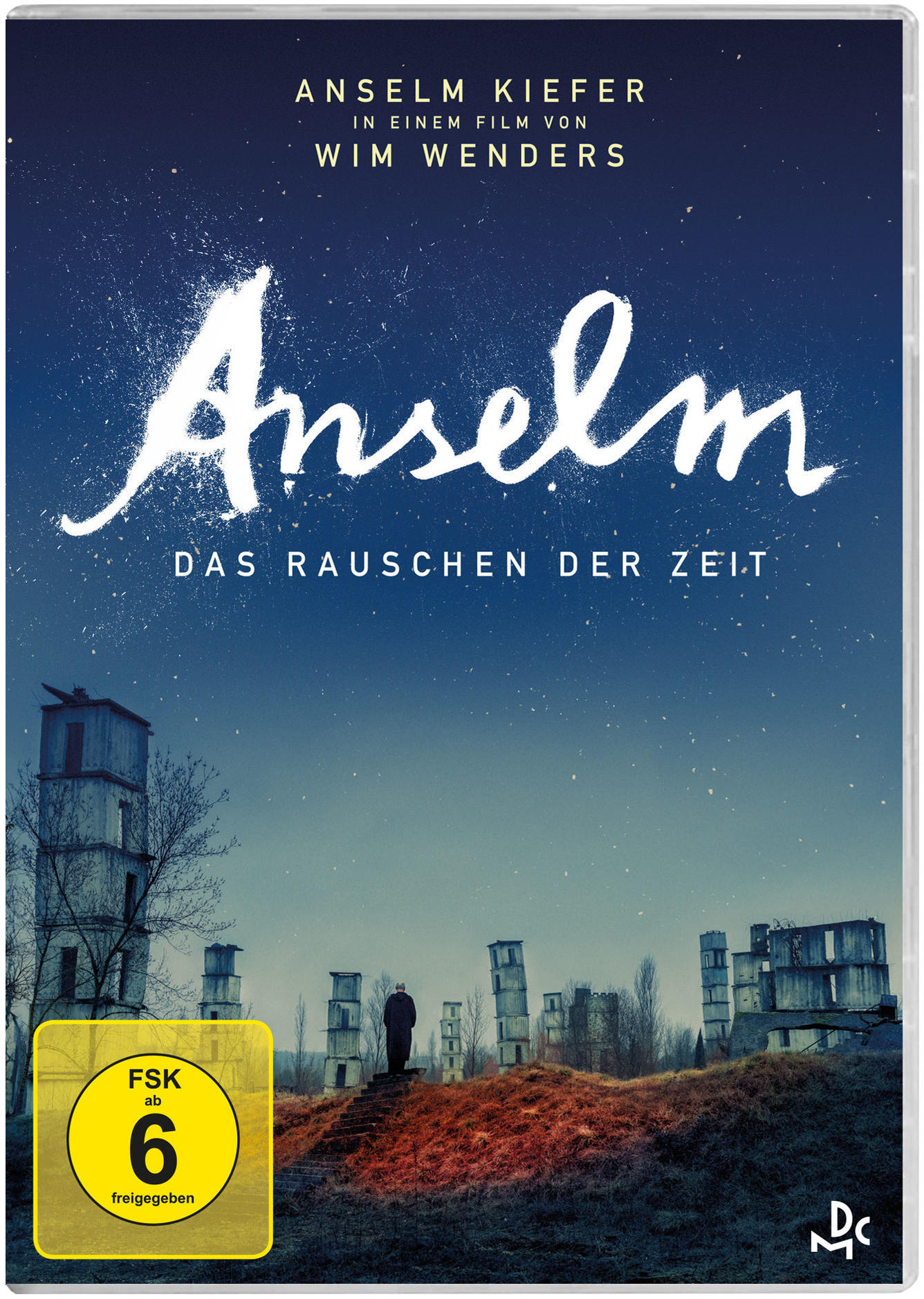DVD-Cover von Anselm: Das Rauschen der Zeit. Ein Mann steht vor Betonstrukturen unter einem Nachthimmel.