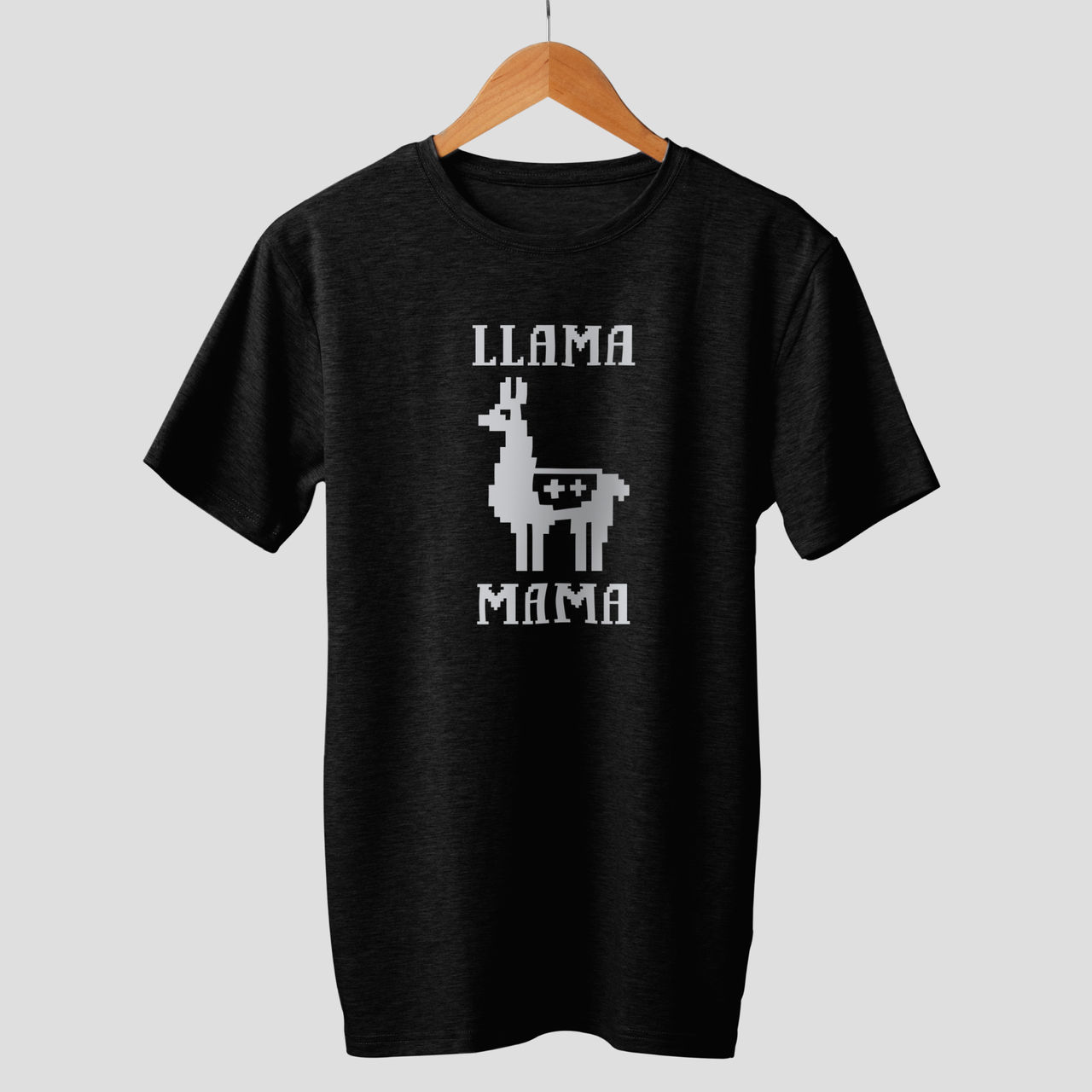 Ein schwarzes T-Shirt mit einem pixeligen Lama und den Worten 'LLAMA MAMA' in Weiß.