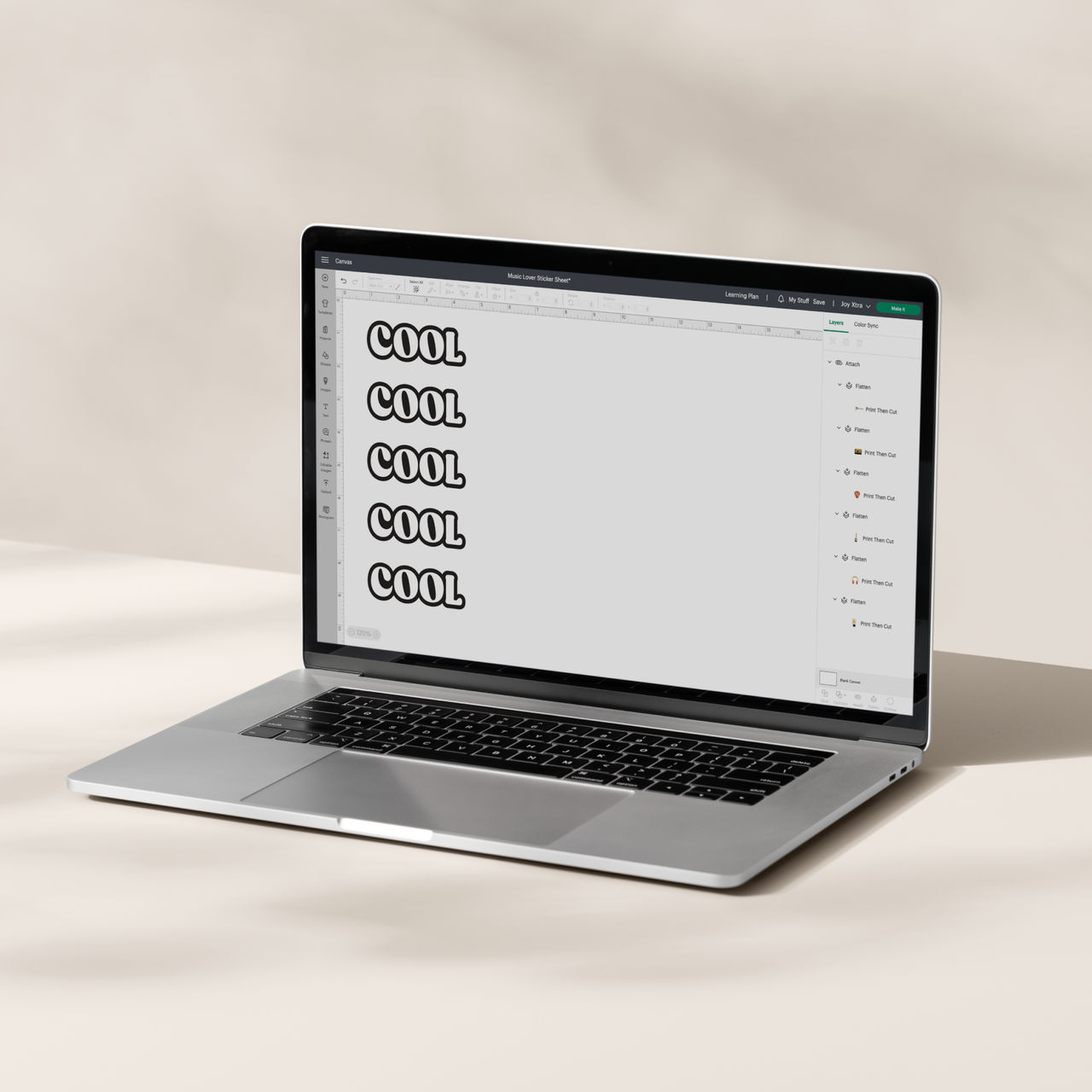 Ein Laptop zeigt das Wort 'COOL' wiederholt, mit weißem Hintergrund. Der Bildschirm zeigt Designsoftware.