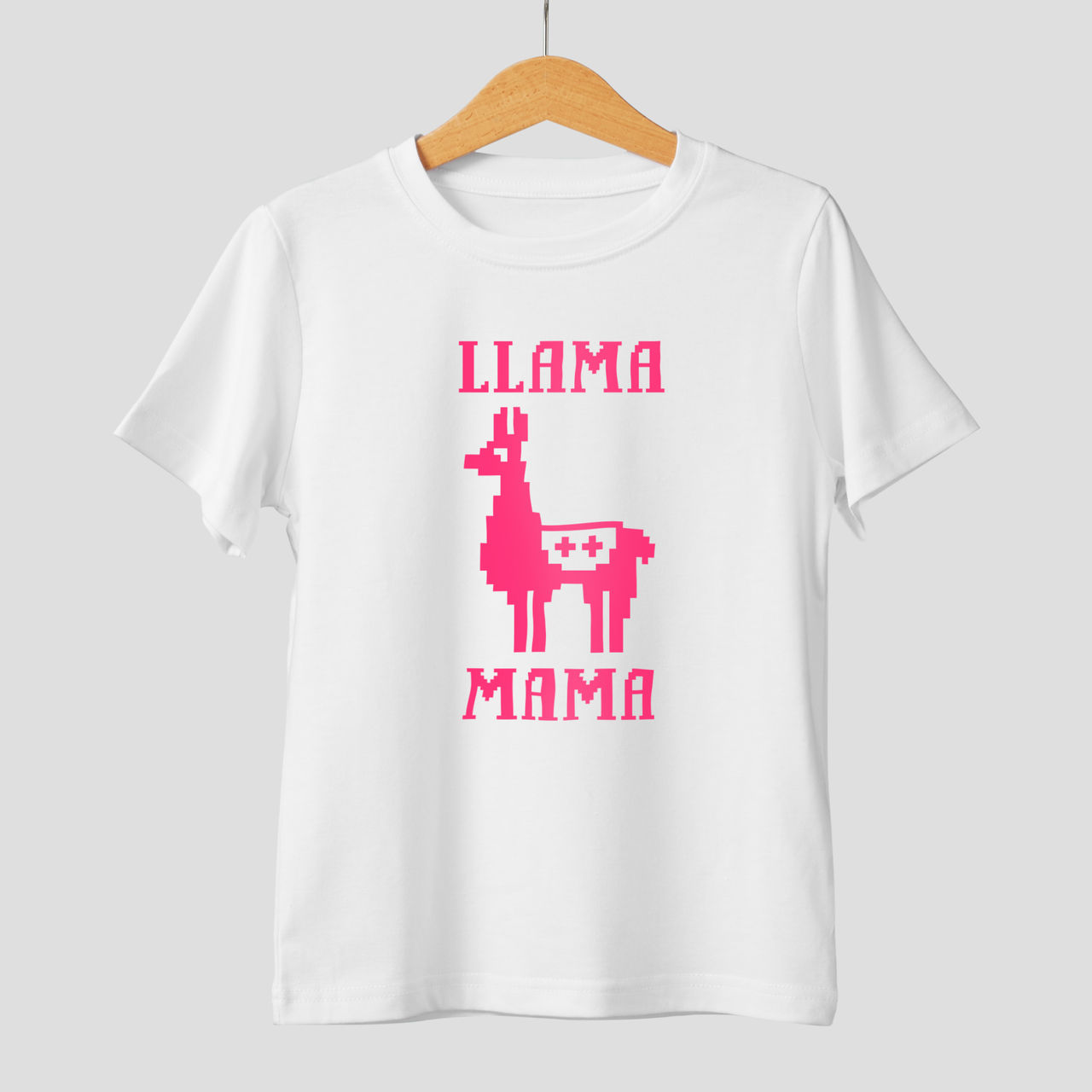 Weißes T-Shirt mit pixeligem pinkfarbenem Lama und 'LLAMA MAMA'-Text auf einem Bügel.