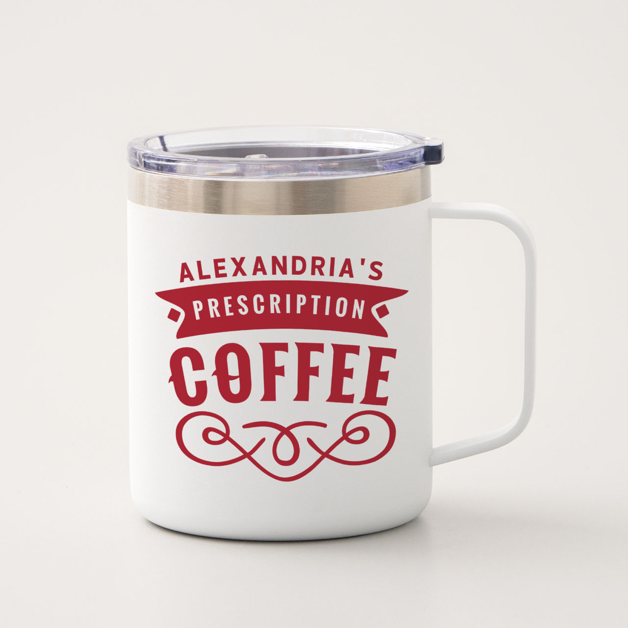 Weißer Kaffeebecher mit rotem Text: Alexandria's Prescription Coffee, mit Deckel.