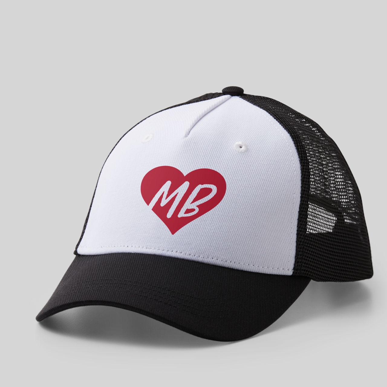 Weiß-schwarze Baseballkappe mit rotem Herz und "MB" auf der Vorderseite. Schwarzes Netz an den Seiten.