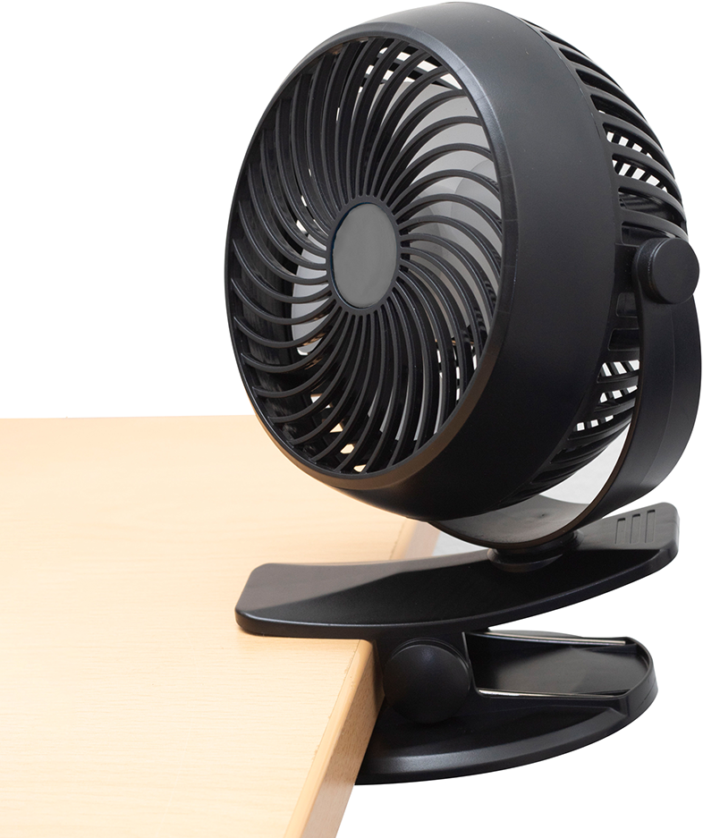 Fekete ventilátor egy fa asztalhoz rögzítve. A ventilátor szögben áll, fehér háttérrel.