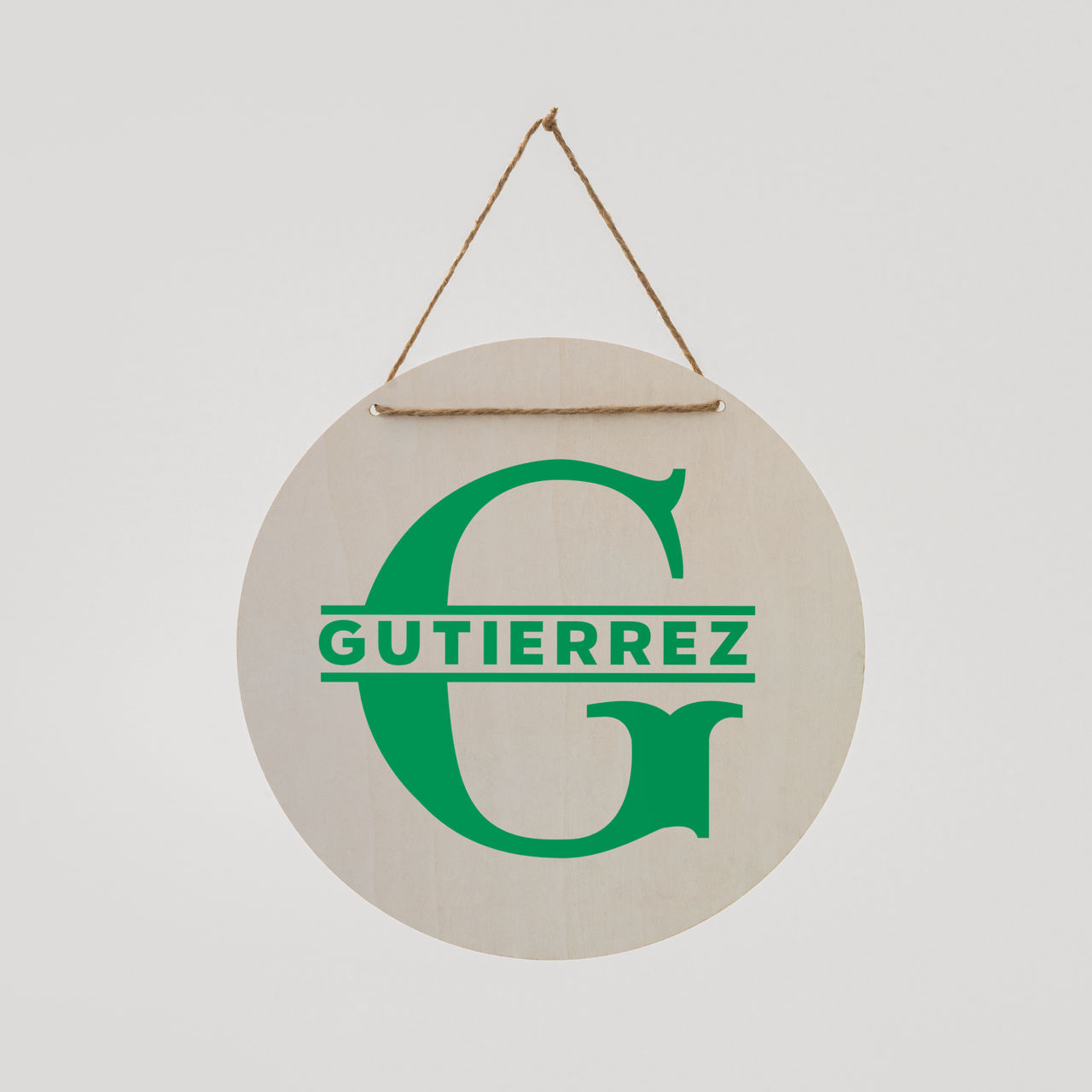 Rundes Holzschild mit dem Buchstaben G und dem Namen GUTIERREZ.