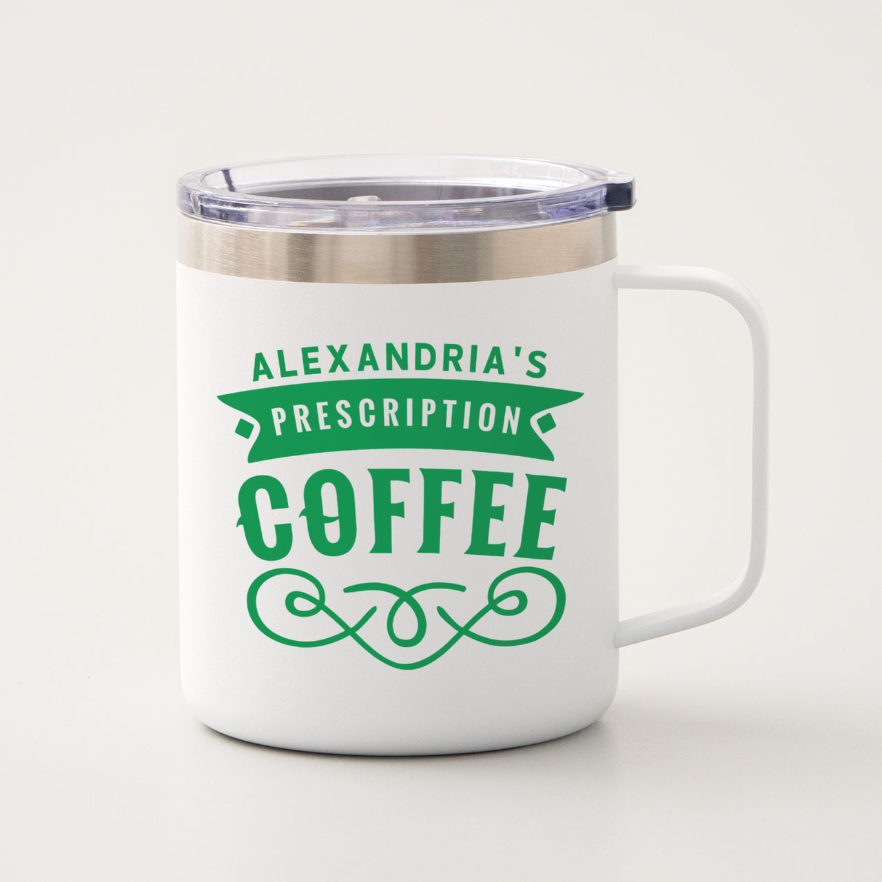 Weißer Becher mit grünem Text und Henkel.