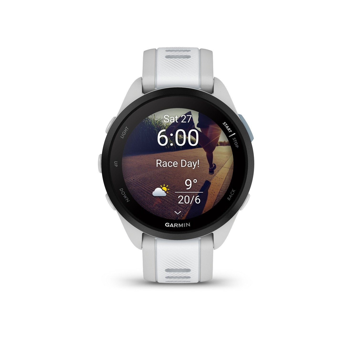 Een Garmin smartwatch met een witte band, met Race Day! om 6:00 uur en de datum.