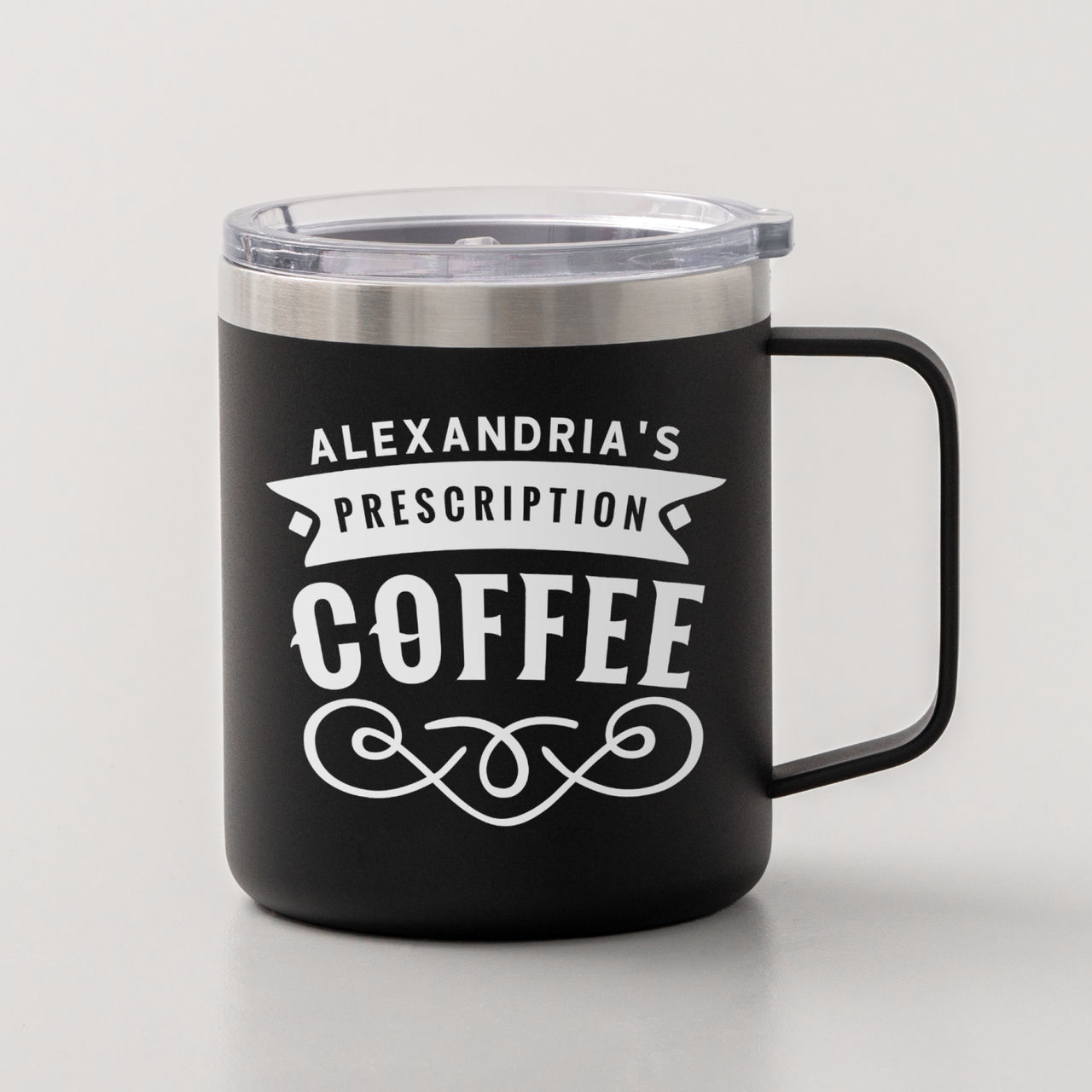 Schwarzer Kaffeebecher mit weißem Text: Alexandria's Prescription Coffee. Weißer Hintergrund.
