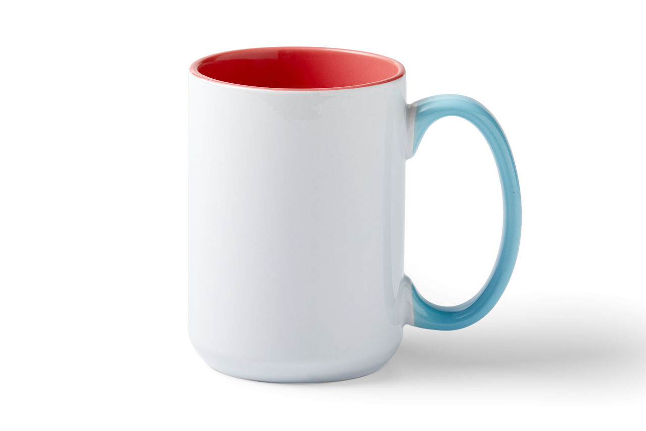 Weiße Tasse mit rotem Innenraum und blauem Henkel. Sie steht auf einer weißen Oberfläche.