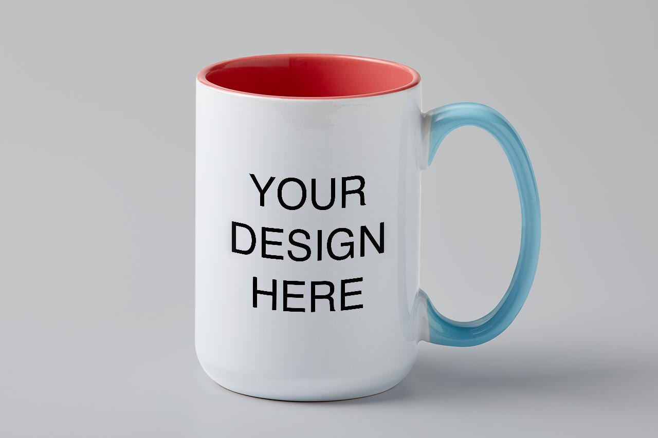 Weiße Tasse mit rotem Innenraum und blauem Griff. Auf der Tasse steht 'YOUR DESIGN HERE'.