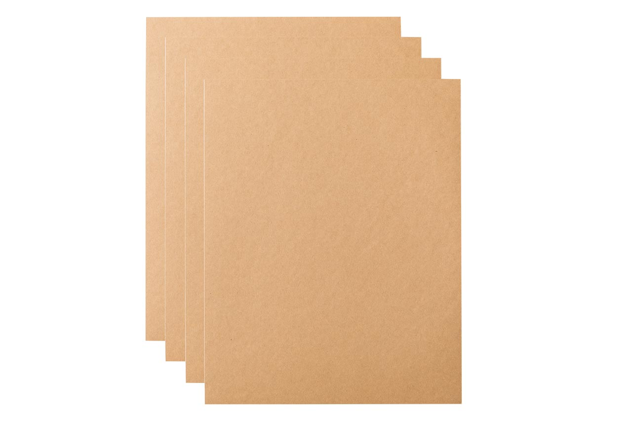 Ein Stapel brauner Papierbögen. Die Bögen sind gleichmäßig gestapelt und rechteckig.